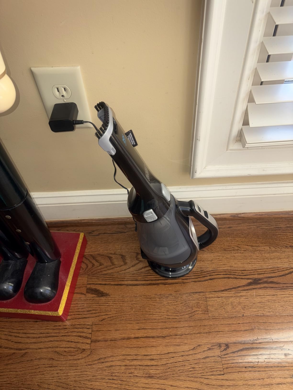 BLACK+DECKER dustbuster 20V Hand Vacuum Cordless Rechargeable, Car Vacuum Portable, Powerful Suction AdvancedClean Hand Vac with Extendible Crevice Tool, Flip-Up Brush and Charging Base (BDH2000L) - Customer Photo 2