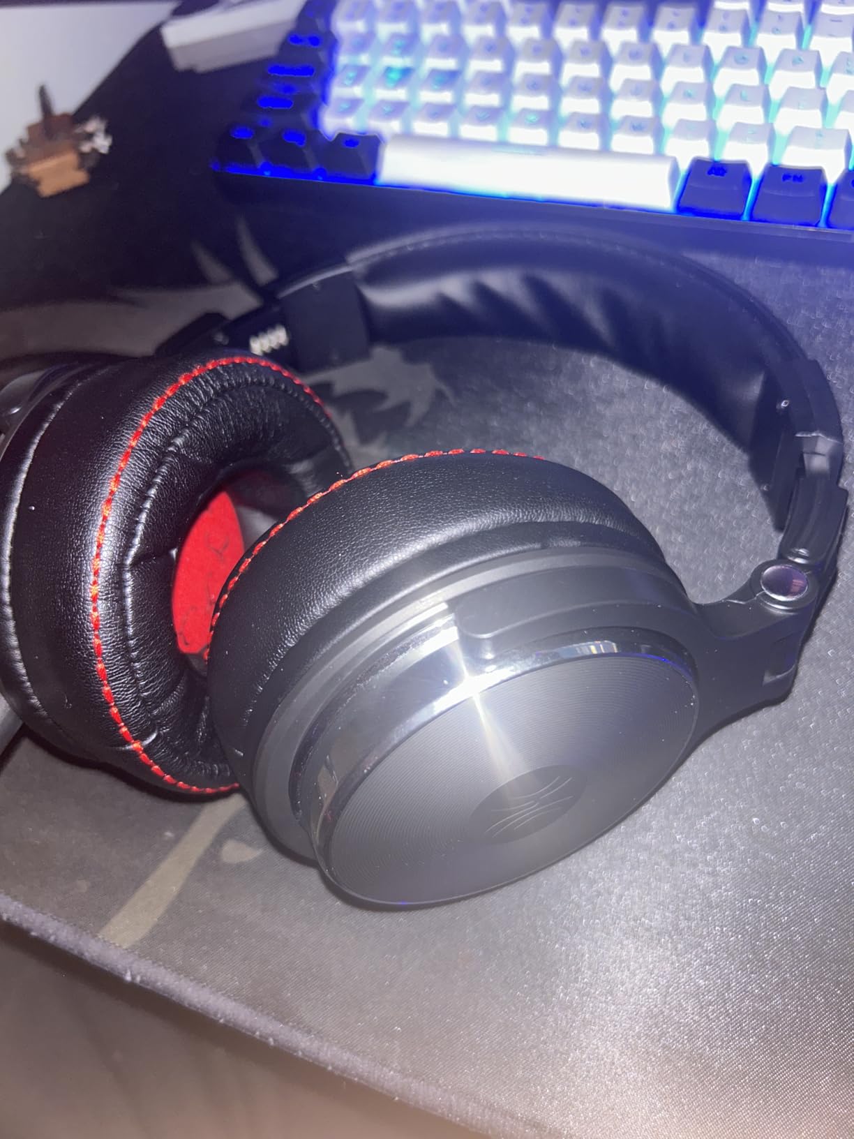 OneOdio Hi-Res Over Ear Headphones for Studio Monitoring and Mixing, Sound Isolation, Protein Leather Earcups, 50mm Driver Unit, Wired Headphones for AMP Guitar Keyboard (Pro-50 Black) - Customer Photo 1