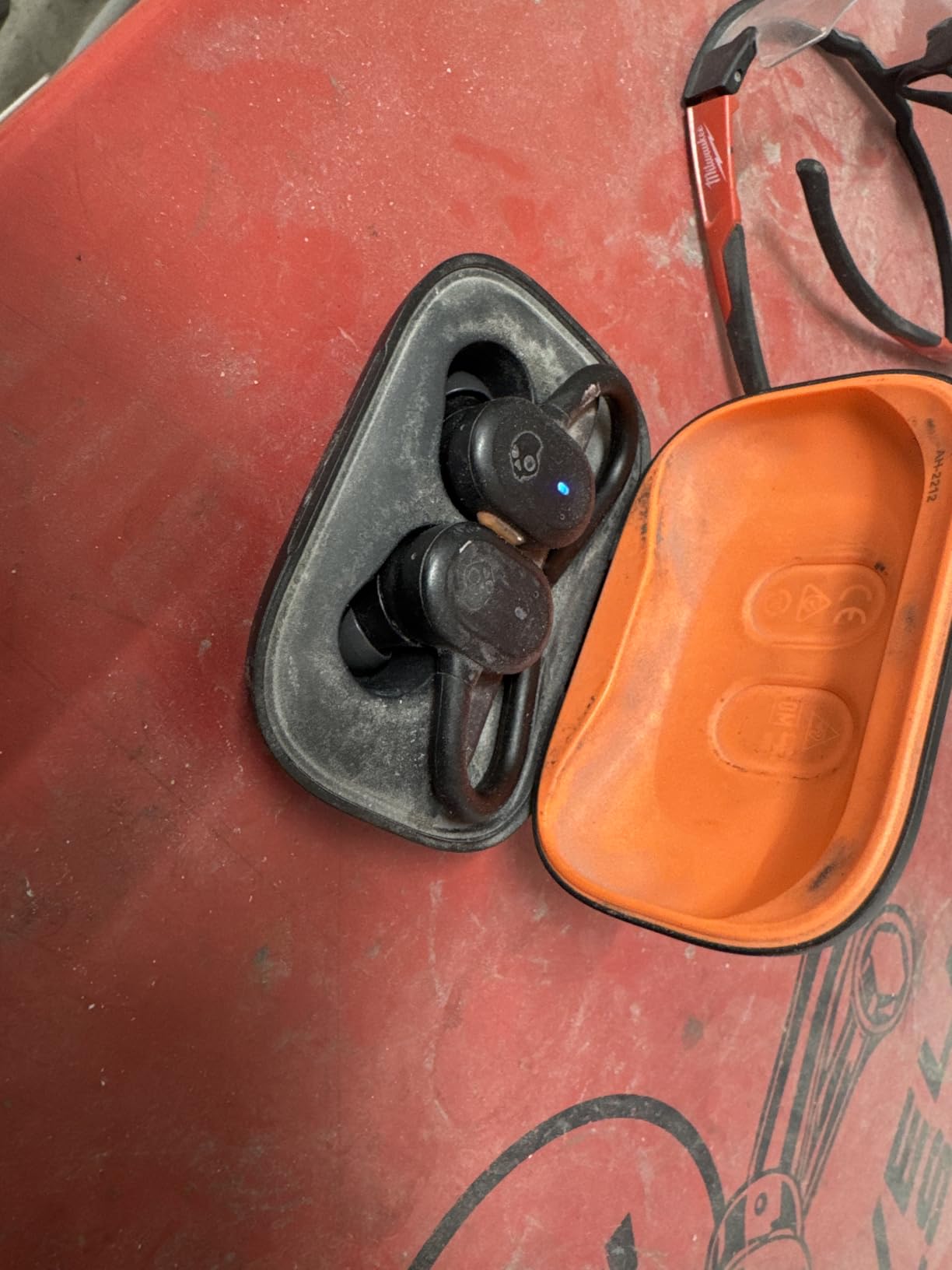 Skullcandy Push Active Wireless Earbuds, Bluetooth Headphones, Noise Isolating, 44 Hrs Battery, Secure-Fit Over-Ear Hanger, Sweat and Water Resistant, Microphone for iPhone Android - True Black/Orange Customer Review Skullcandy Push Active Wireless Earbuds, Bluetooth Headphones, Noise Isolating, 44 Hrs Battery, Secure-Fit Over-Ear Hanger, Sweat and Water Resistant, Microphone for iPhone Android - True Black/Orange - Customer Photo 2