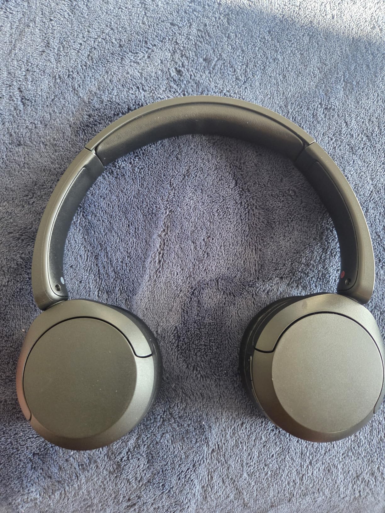 Sony WH-CH520 Compact Easy Carrying Wireless Bluetooth On-Ear Headphones with Microphone (Black) - Customer Photo 1