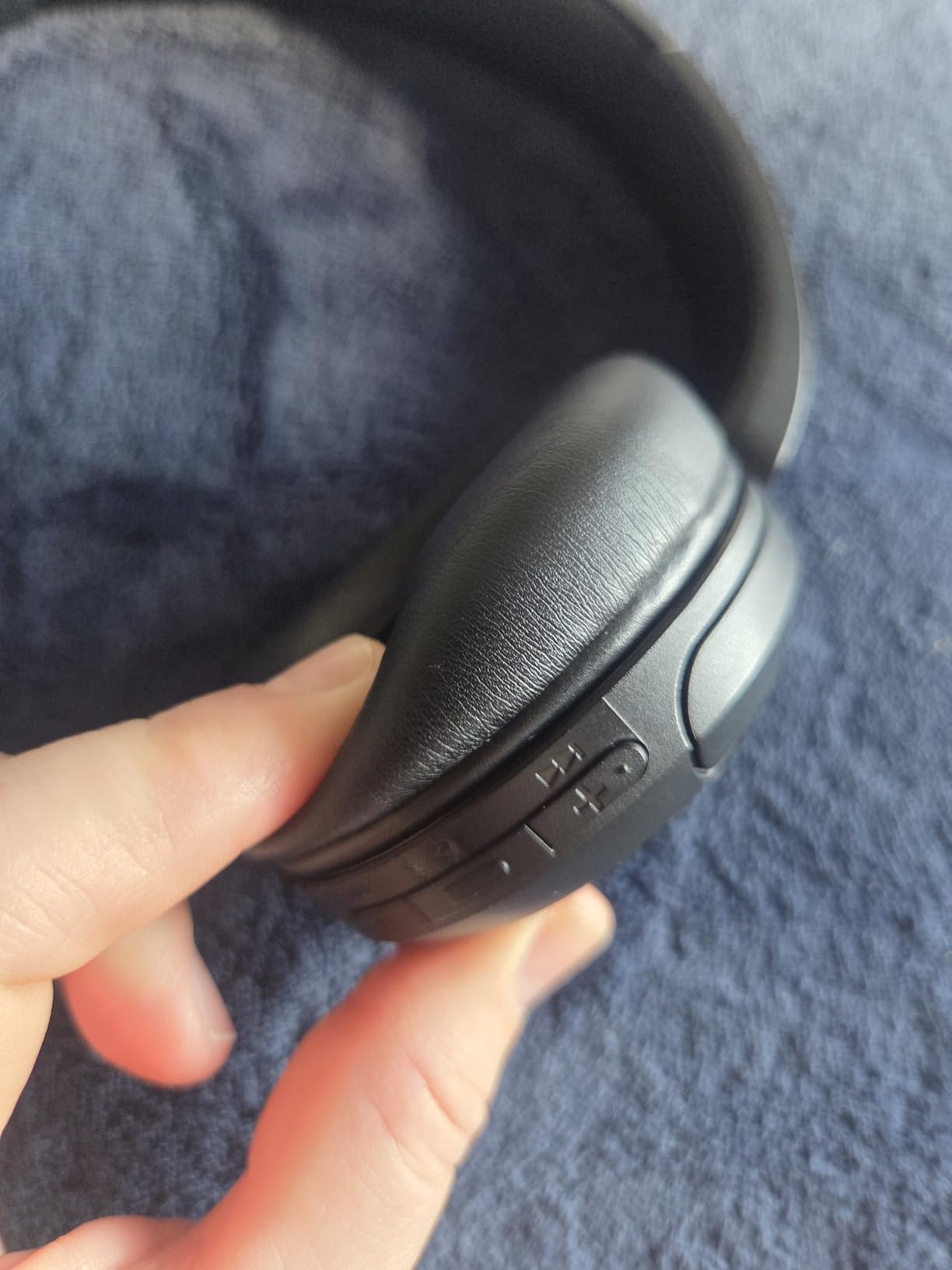 Sony WH-CH520 Compact Easy Carrying Wireless Bluetooth On-Ear Headphones with Microphone (Black) - Customer Photo 2