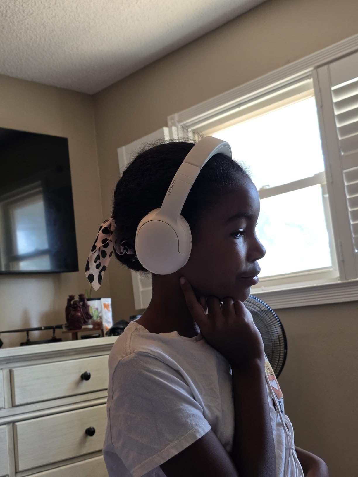 LORELEI E5 Wired Headphones for Kids Foldable & 3.5mm Jack Tangle Free Nylon Wire Stereo On Ear Headsets for Kids/Children/School/Tablet/Ipad/Kiddle/Plane (Beige White) - Customer Photo 1
