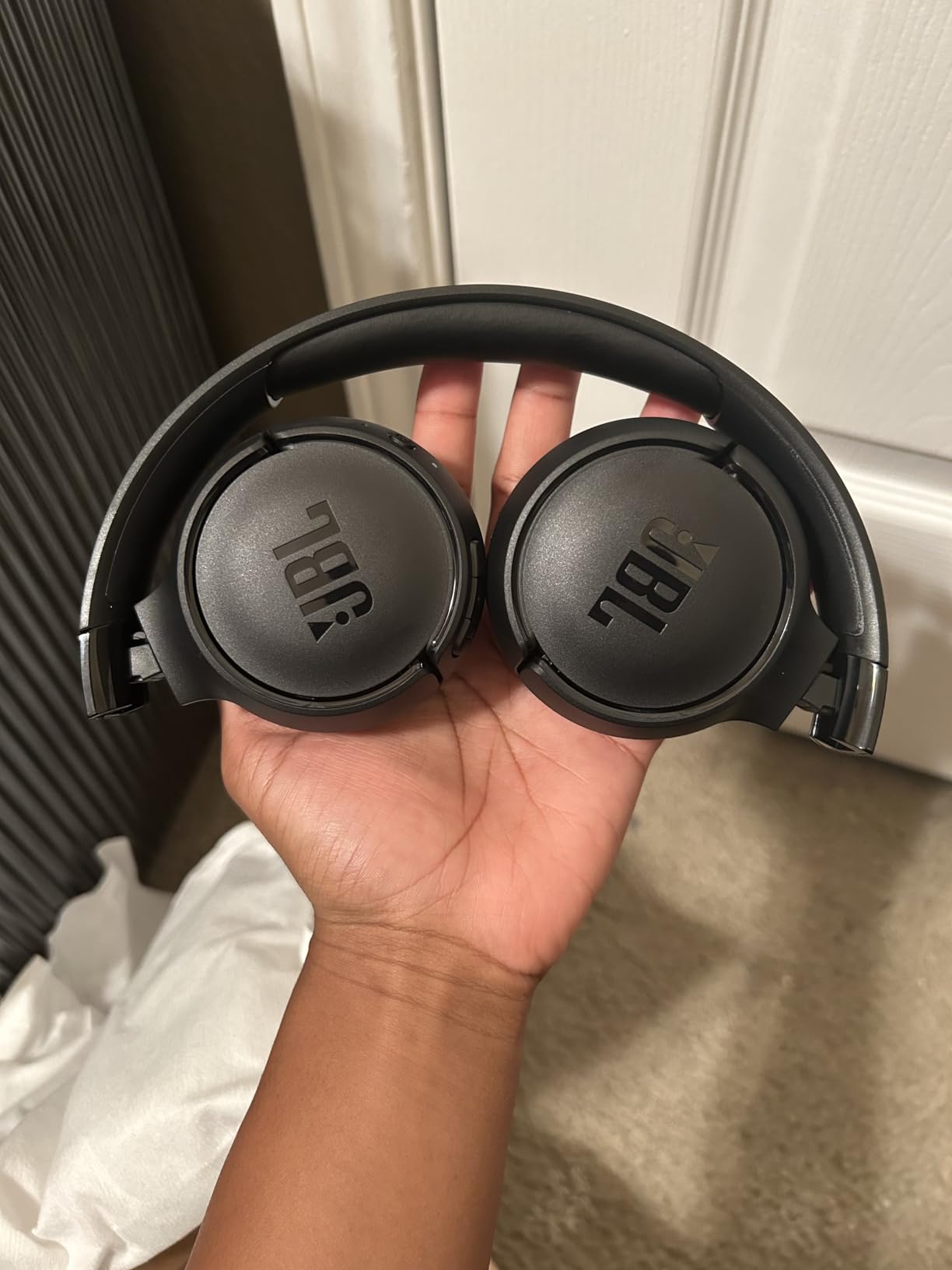 JBL Tune 520BT - Wireless On-Ear Headphones, Up to 57H Battery Life and Speed Charge, Lightweight, Comfortable and Foldable Design, Hands-Free Calls with Voice Aware (Black) - Customer Photo 1