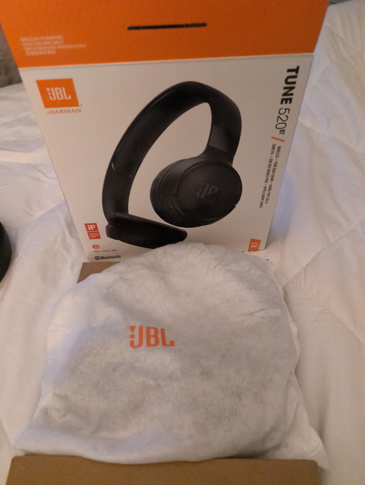 JBL Tune 520BT - Wireless On-Ear Headphones, Up to 57H Battery Life and Speed Charge, Lightweight, Comfortable and Foldable Design, Hands-Free Calls with Voice Aware (Black) - Customer Photo 1