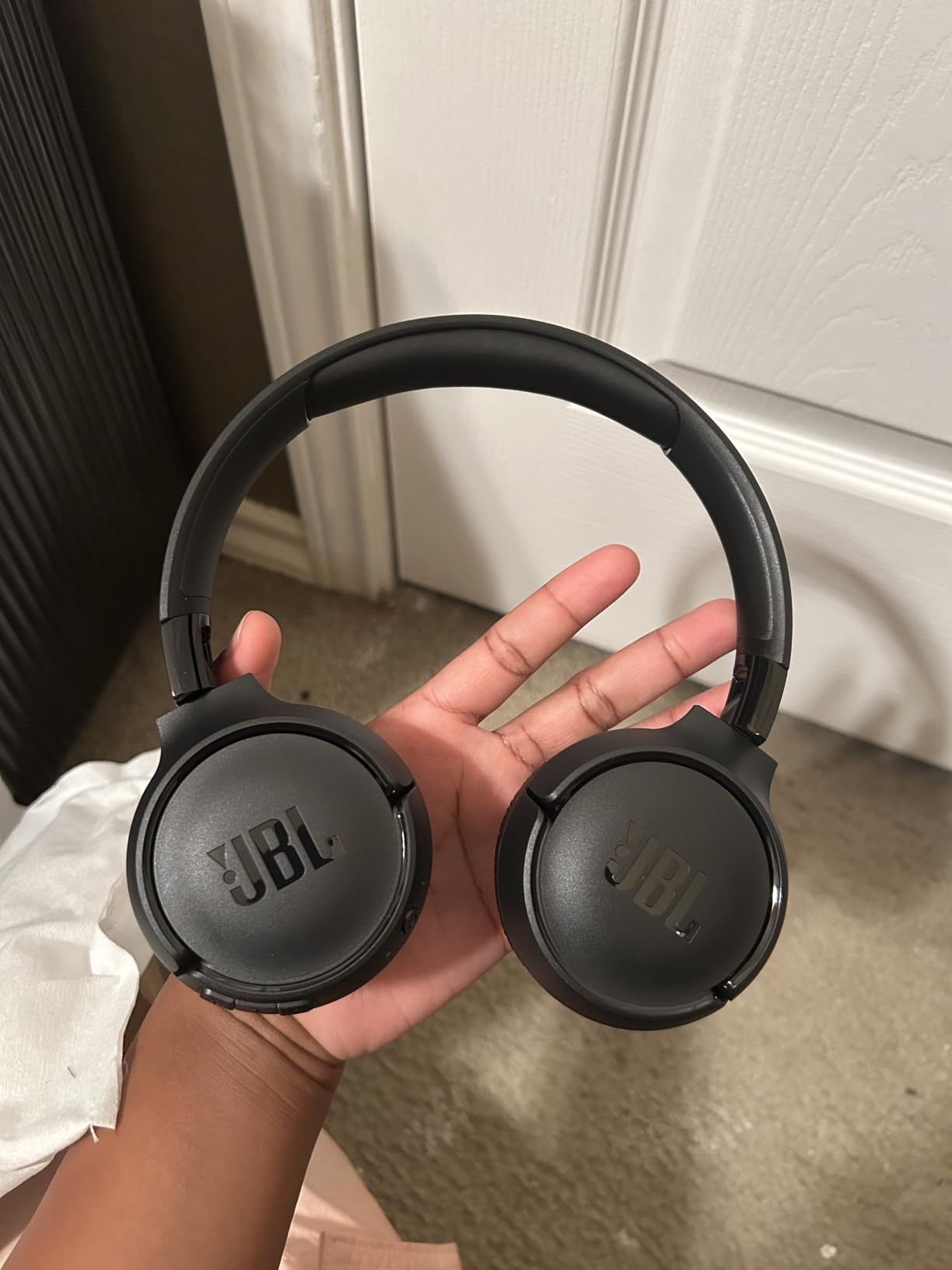 JBL Tune 520BT - Wireless On-Ear Headphones, Up to 57H Battery Life and Speed Charge, Lightweight, Comfortable and Foldable Design, Hands-Free Calls with Voice Aware (Black) Customer Review JBL Tune 520BT - Wireless On-Ear Headphones, Up to 57H Battery Life and Speed Charge, Lightweight, Comfortable and Foldable Design, Hands-Free Calls with Voice Aware (Black) - Customer Photo 2