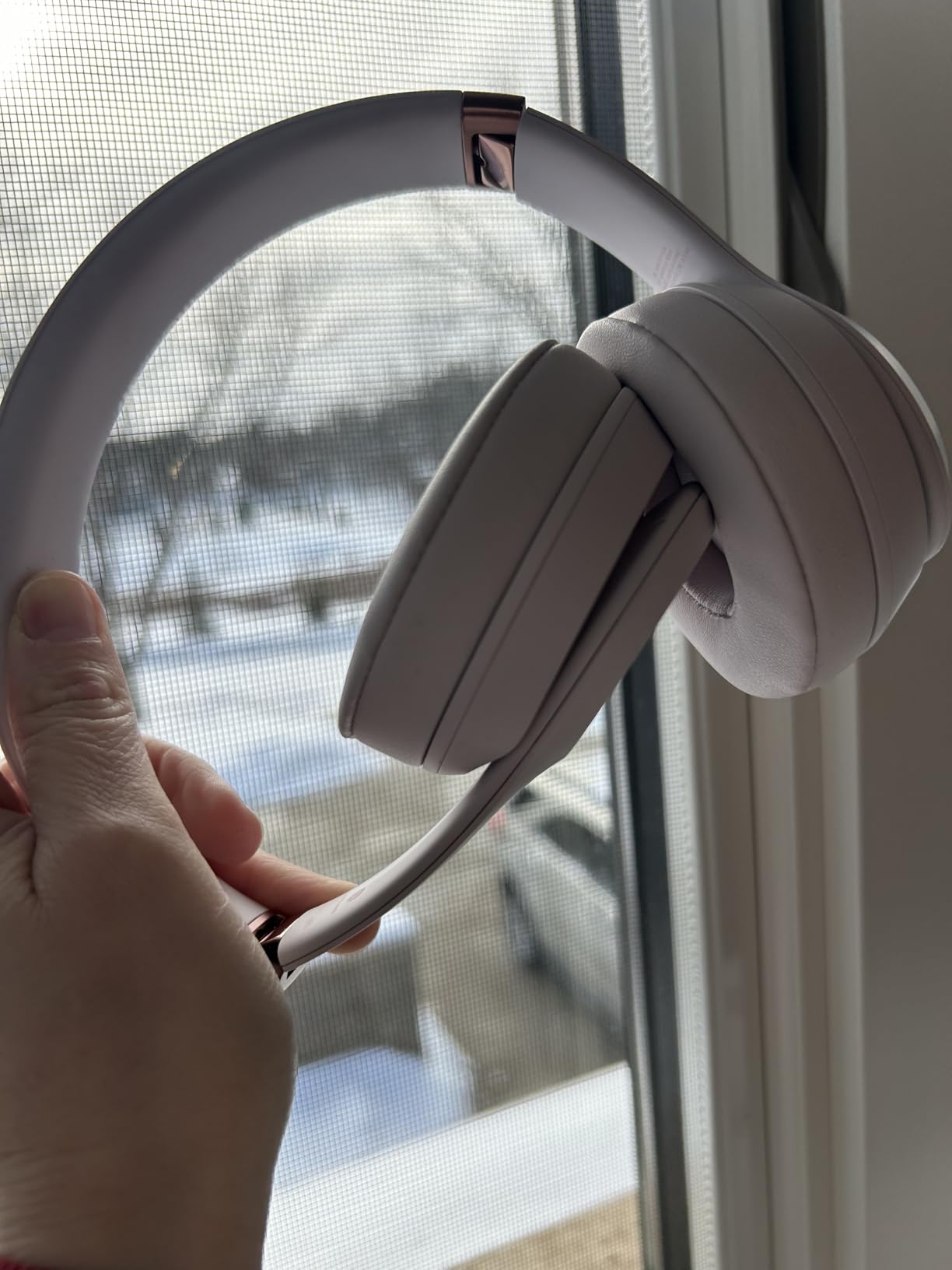 Beats Solo 4 - Wireless On-Ear Bluetooth Headphones, Up to 50-Hour Battery Life, Ultra-Lightweight Comfort, Powerful and Balanced Sound, Apple & Android Compatible - Matte Black customer photo 2