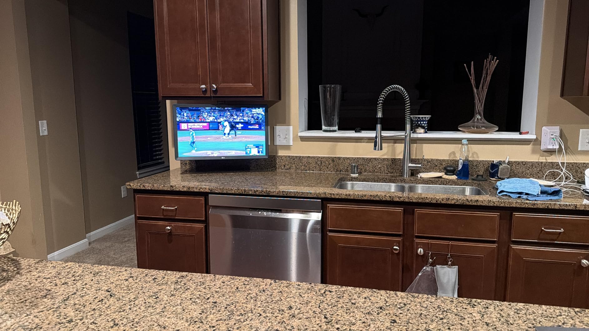 24LQ520S-PU 24 inch Class LED HD Smart TV with webOS Bundle with 1 YR CPS Enhanced Protection Pack customer photo 1