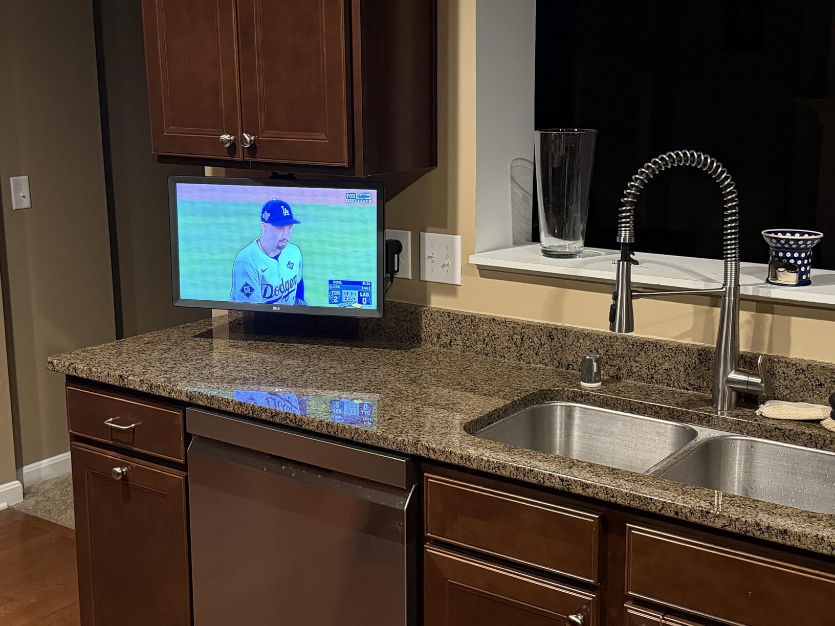 24LQ520S-PU 24 inch Class LED HD Smart TV with webOS Bundle with 1 YR CPS Enhanced Protection Pack customer photo 2