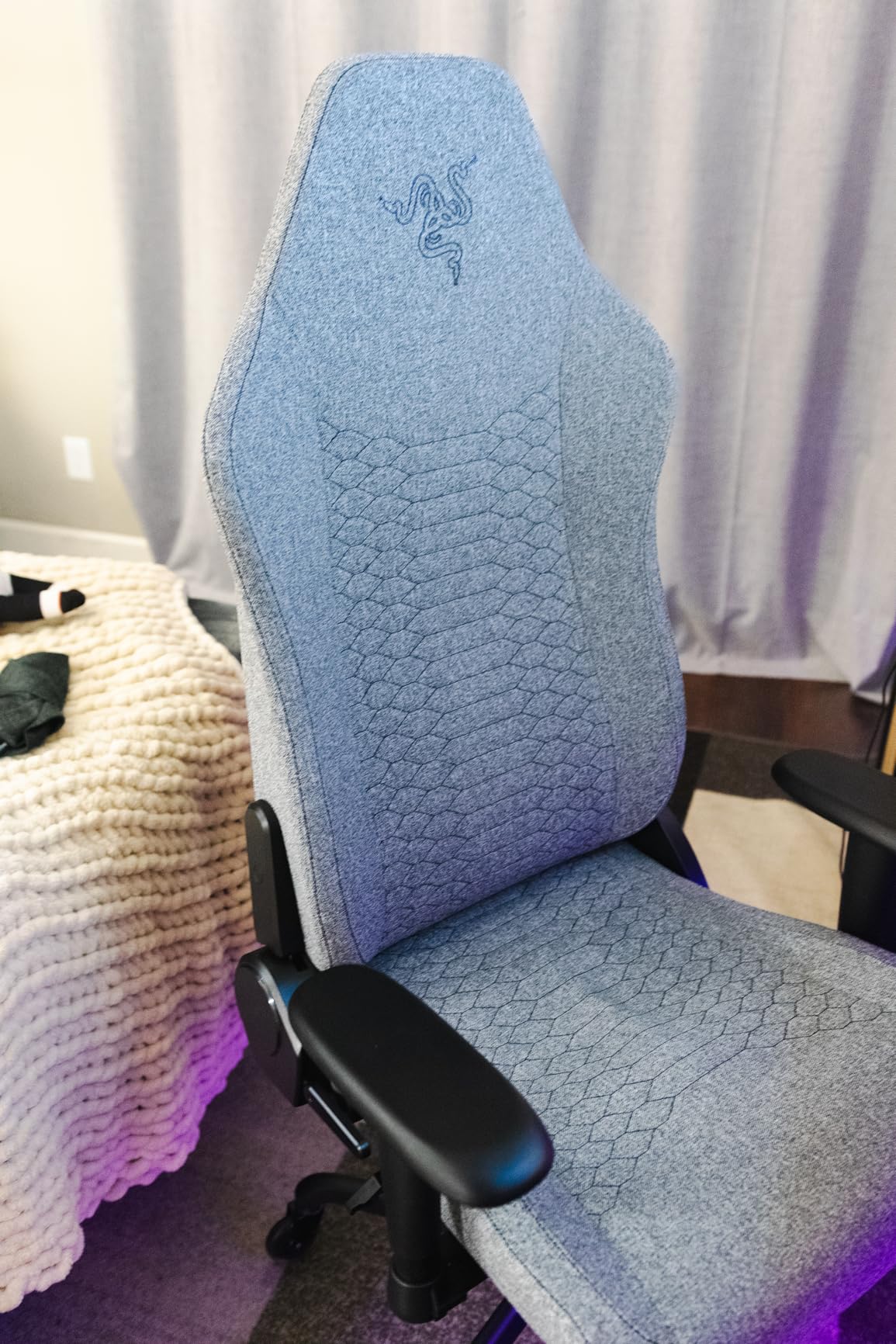 Razer Iskur V2 X Ergonomic Gaming Chair: Built-in Lumbar Support - Widened Seat Base - High Density Foam Cushions - Adjustable 152 Degree Recline - 2D Armrests - Plush Fabric Finish - Black customer photo 2