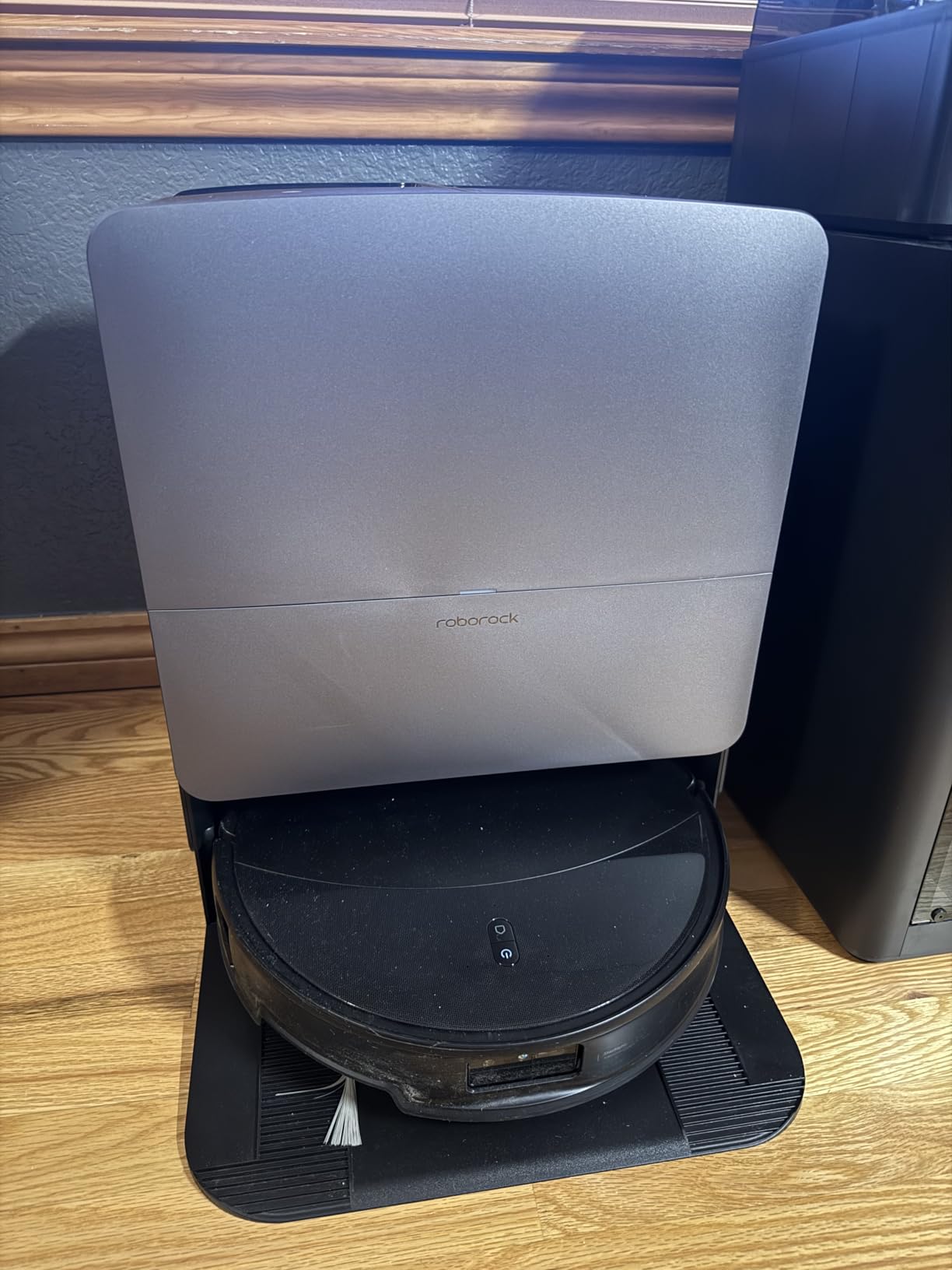 Saros 20 Robot Vacuum and Mop, 3.46 in Double-Layer Threshold, 36,000 Pa, 3.14'' Ultra Slim, Zero-Tangling for Pet Hair, 212°F Hot Water Wash, AI Powered Smart Cleaning for Carpet, Black customer photo 1