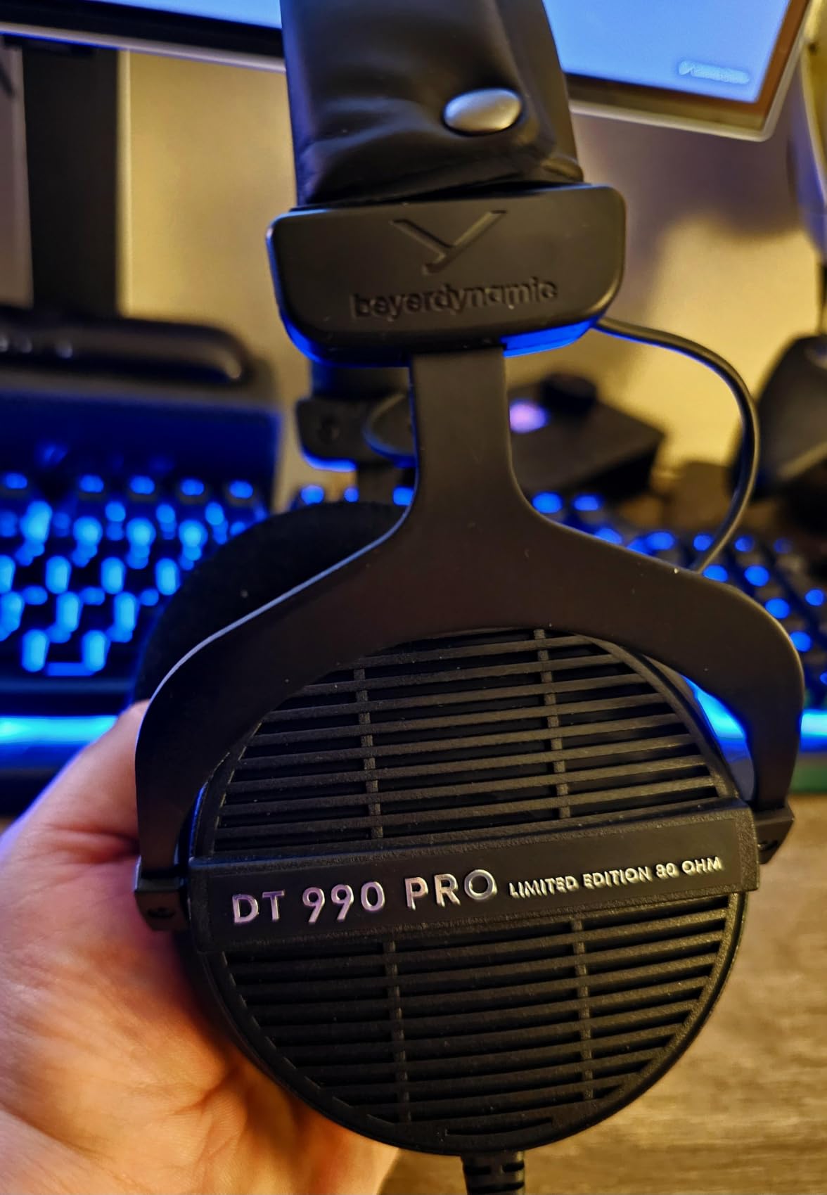 beyerdynamic DT 990 PRO, 80 Ohm, Open Back, Over Ear, Wired Professional Studio Headphones, Gaming, Podcast, Audiophile, Mixing, 3m Straight Cable, Black with Limited Edition Black Velour Ear Pads customer photo 2