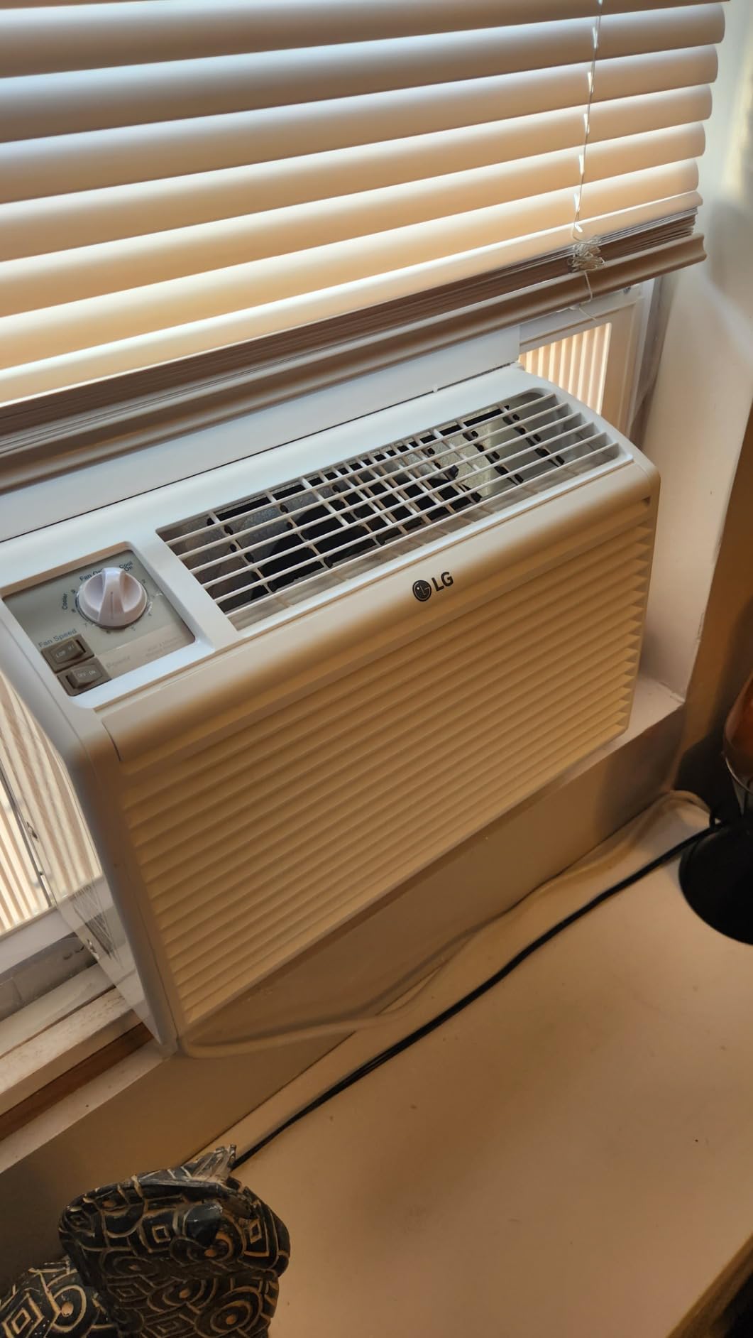 LG 5,000 BTU Window Air Conditioner for Small Rooms & Bedrooms, Cools 150 Sq. Ft., Quiet Operation, Easy Manual Controls, 115V, White - LW5016 customer photo 2