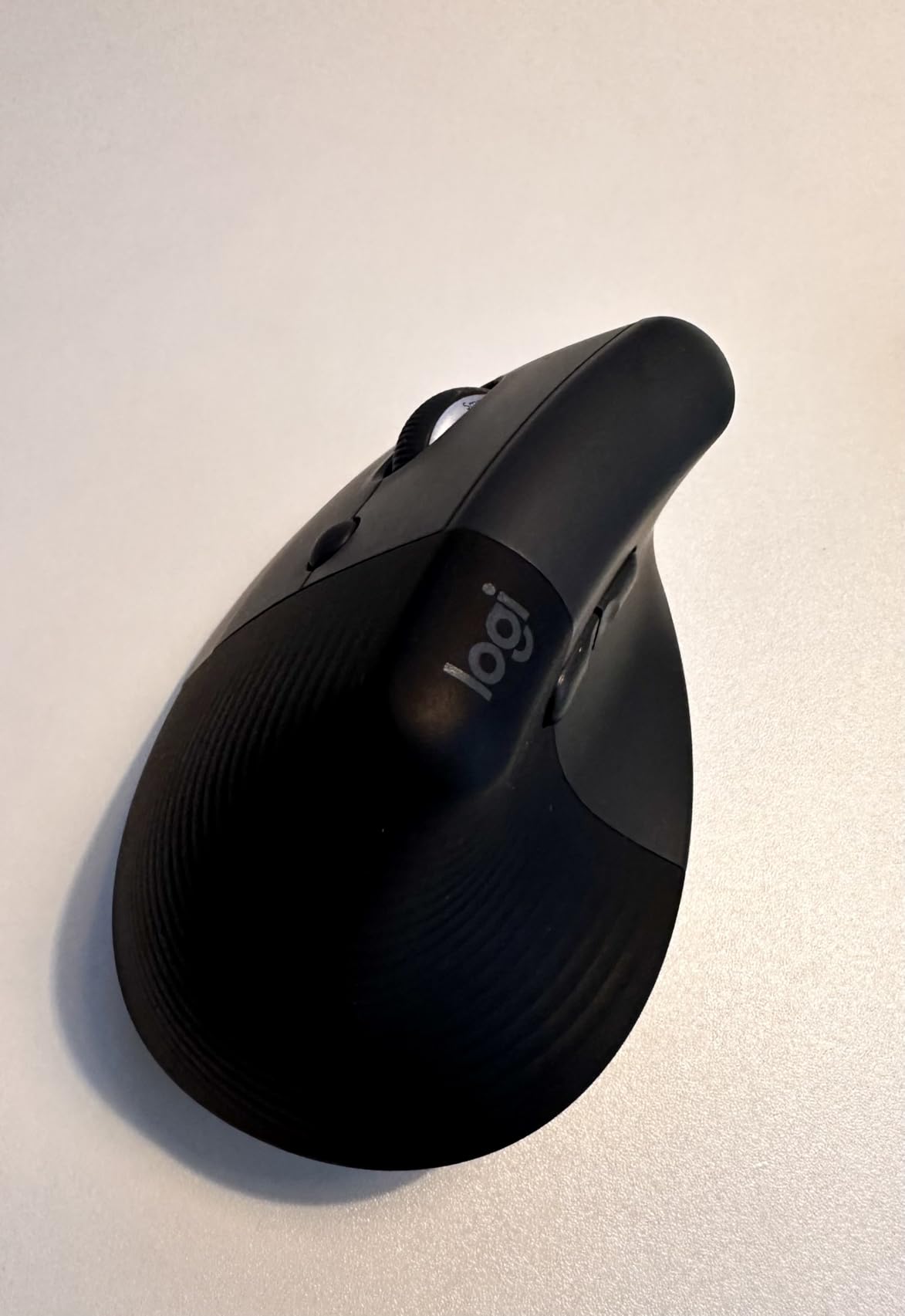 Logitech Lift Vertical Ergonomic Mouse, Wireless, Bluetooth or Logi Bolt USB Receiver, Quiet clicks, 4 Buttons, Compatible with Windows/macOS/iPadOS, Laptop, PC - Graphite customer photo 1