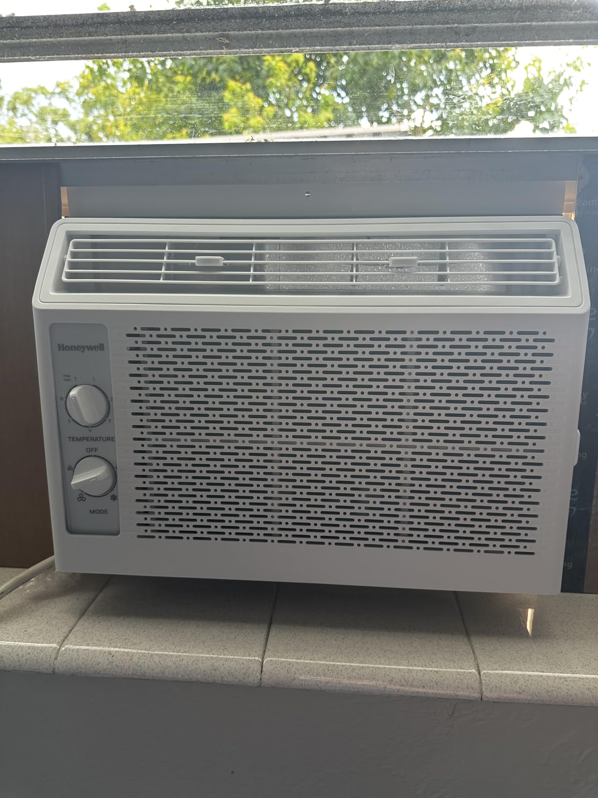 Honeywell 5,000 BTU Window Air Conditioner, Adjustable Thermostat, 7 settings, Quiet, 150 sq ft Coverage customer photo 1