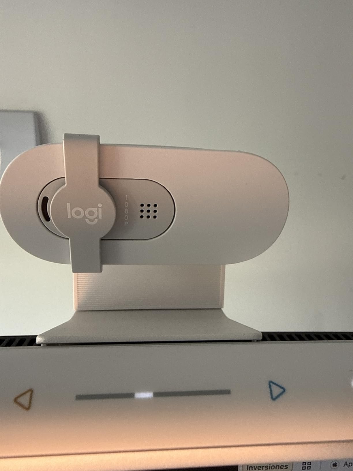 Logitech Brio 100 Full HD 1080p Webcam for Meetings, Streaming, Desktop, Laptop, PC - Built-in Mic, Shutter, Works with Zoom, Microsoft Teams, Nintendo Switch 2's new GameChat Mode-Off -White customer photo 2