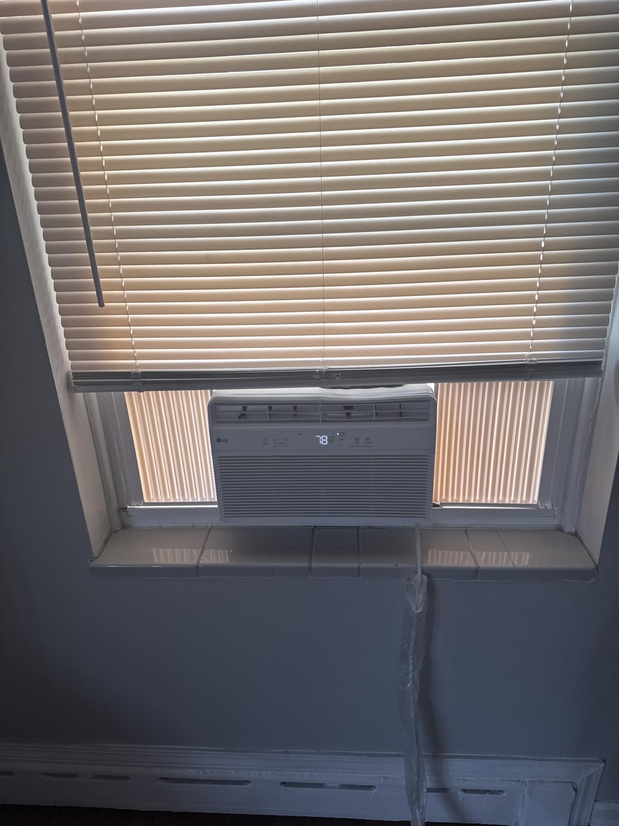 LG 5000 BTU Window Air Conditioner with Remote, Easy Mechanical Control Ultra-Quiet Compact-size Cools 150 Sq.Ft. for Small Room, Washable Filter AC Unit Easy Installation White LW5025R customer photo 1