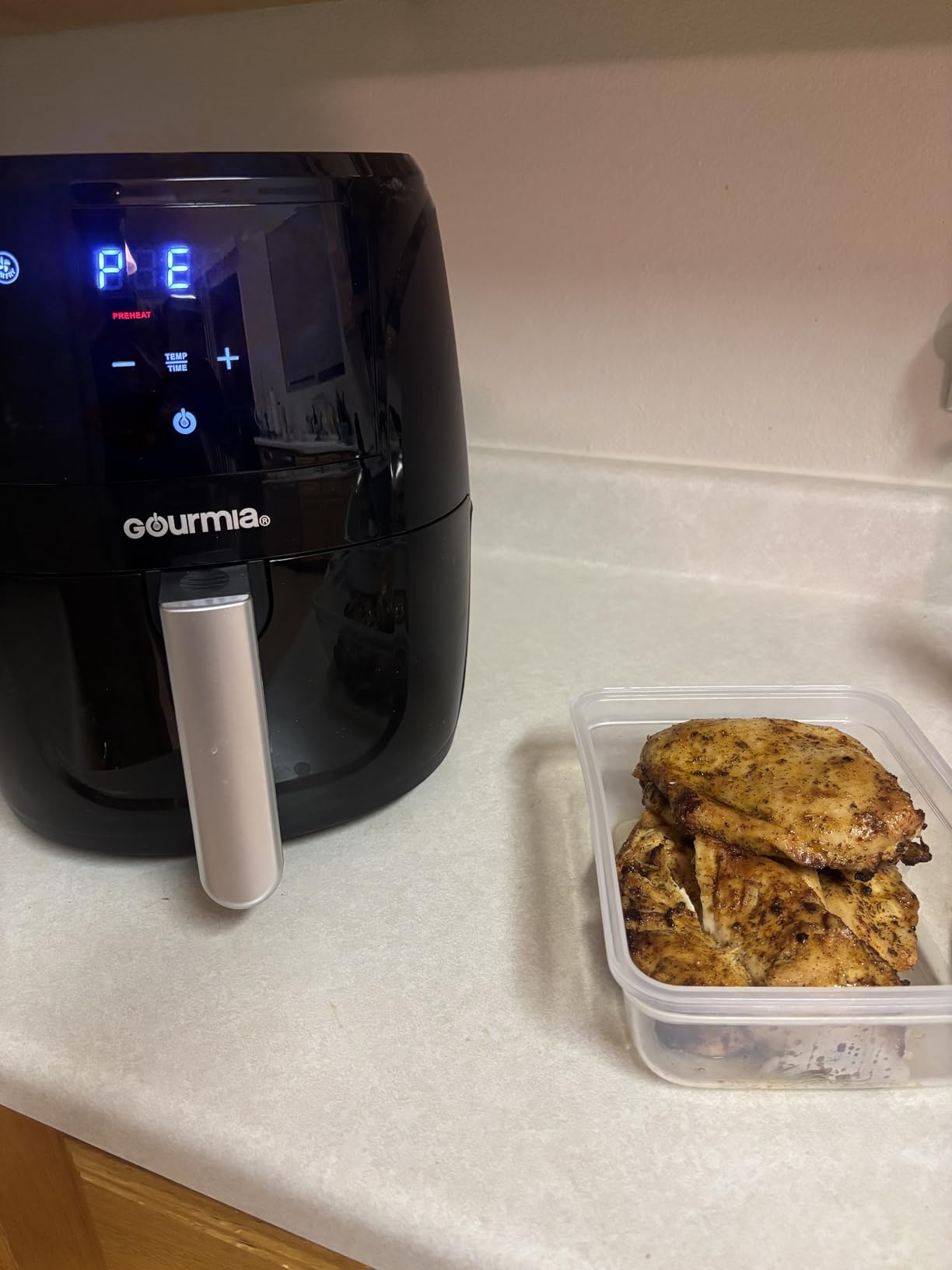 Gourmia Air Fryer - 6 Qt Large Capacity, FryForce 360º, Digital Display with 12 Presets, Roast, Bake, Broil, Dehydrate, Dishwasher Safe Accessories, Black customer photo 1