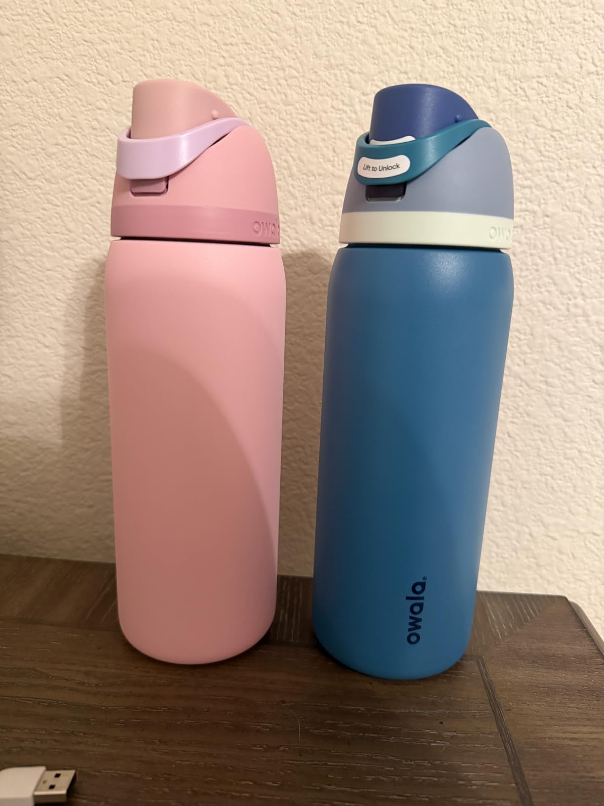 Owala FreeSip Insulated Stainless Steel Water Bottle with Straw, BPA-Free Sports Water Bottle, Great for Travel, 40 Oz, Very, Very Dark customer photo 1