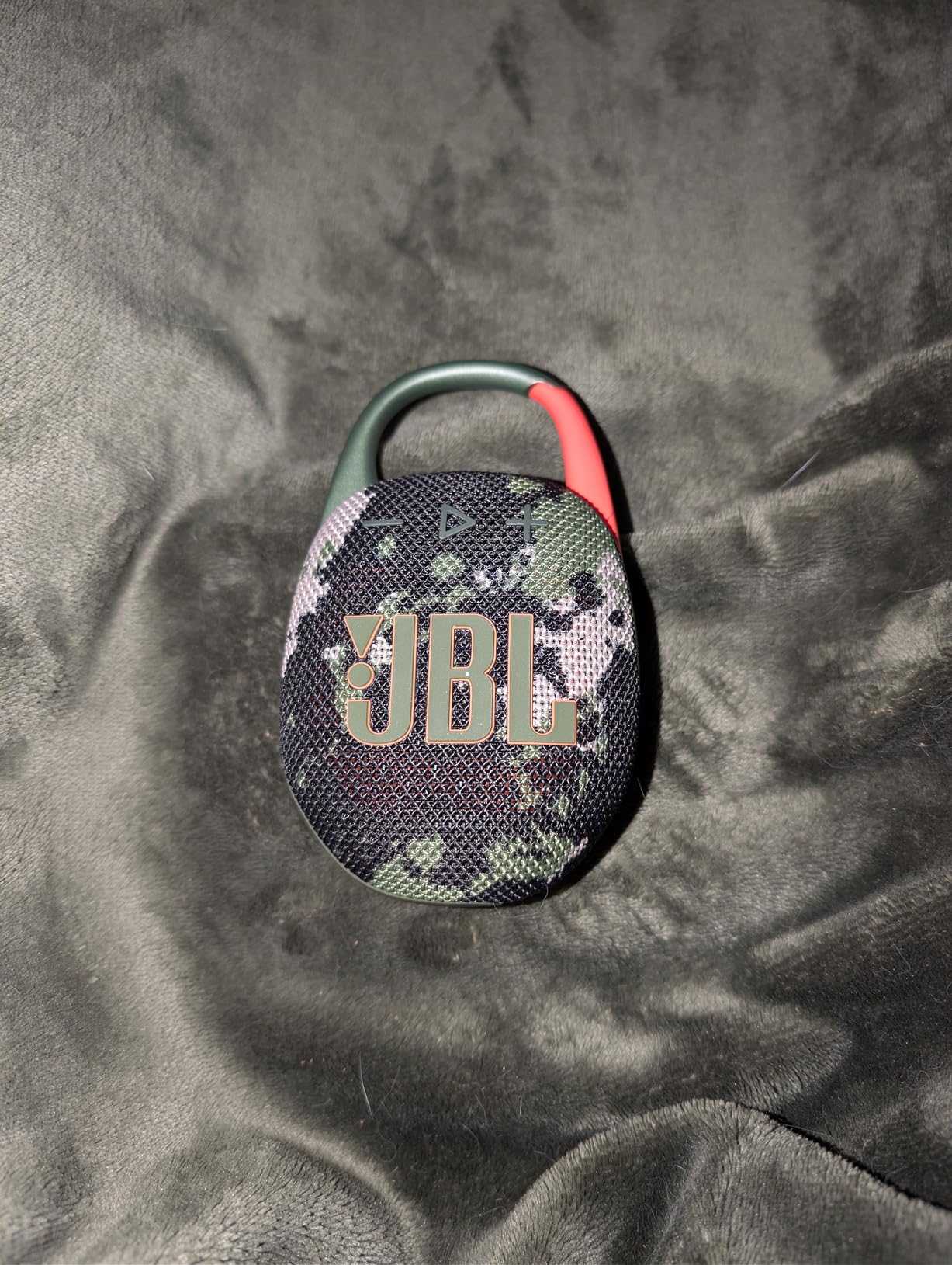 JBL Clip 5 - Ultra-Portable, Waterproof & Dustproof Bluetooth Speaker, Big JBL Pro Sound with Punchy bass, Integrated Carabiner, Up to 12 Hours of Play (Black) customer photo 1