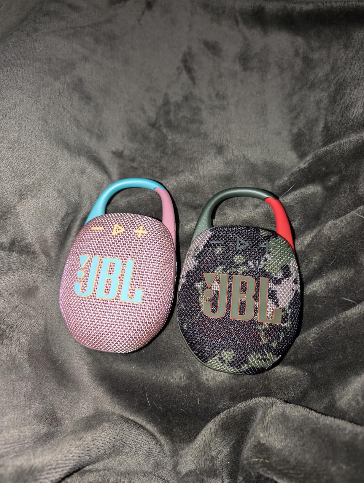 JBL Clip 5 - Ultra-Portable, Waterproof & Dustproof Bluetooth Speaker, Big JBL Pro Sound with Punchy bass, Integrated Carabiner, Up to 12 Hours of Play (Black) customer photo 2