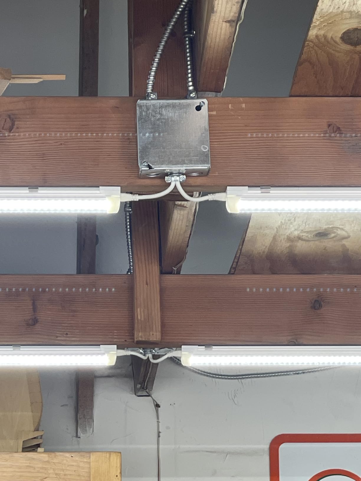 LED Shop Lights 4FT, 40W 5500LM 5000K Daylight White, T8 LED Garage Lights, V Shape, Clear Cover, High Output Tube, Linkable 4 Foot LED Strip Light for Workshop, Warehouse with Plug, 10 Packs customer photo 1