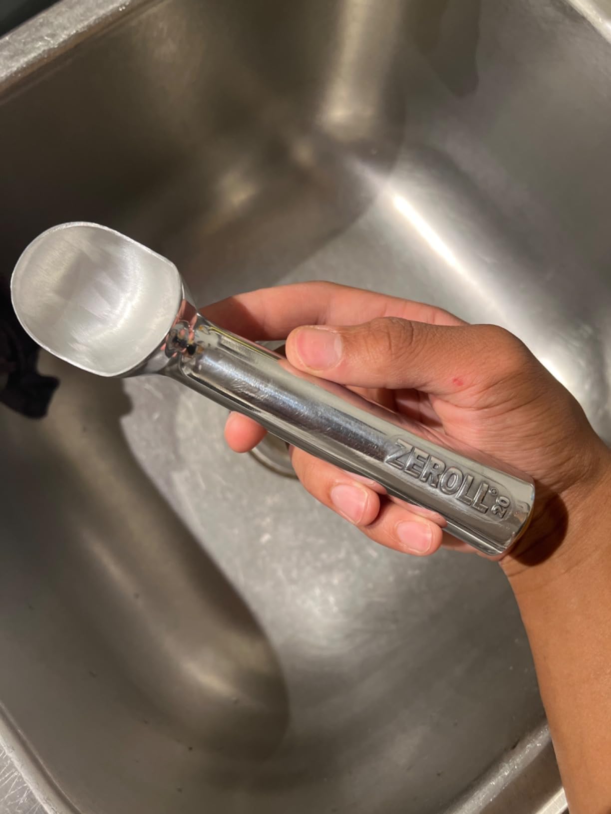 Zeroll Size 20 Original Ice Cream Scoop with Heat Conductive Handle, Silver 1020, 2-Ounce, 40 Scoops per customer photo 1