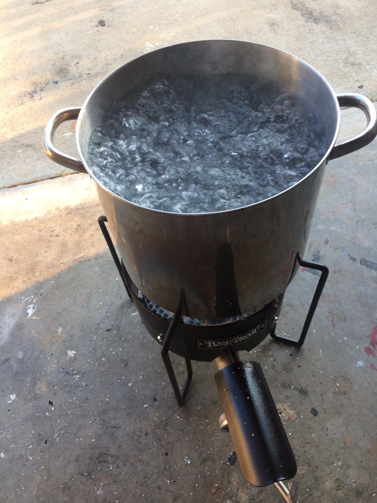 Bayou Classic Outdoor Cooker - Propane Burner for Crawfish, Crab Boil, Jambalaya Pot - 100 Qt - Metal customer photo 2