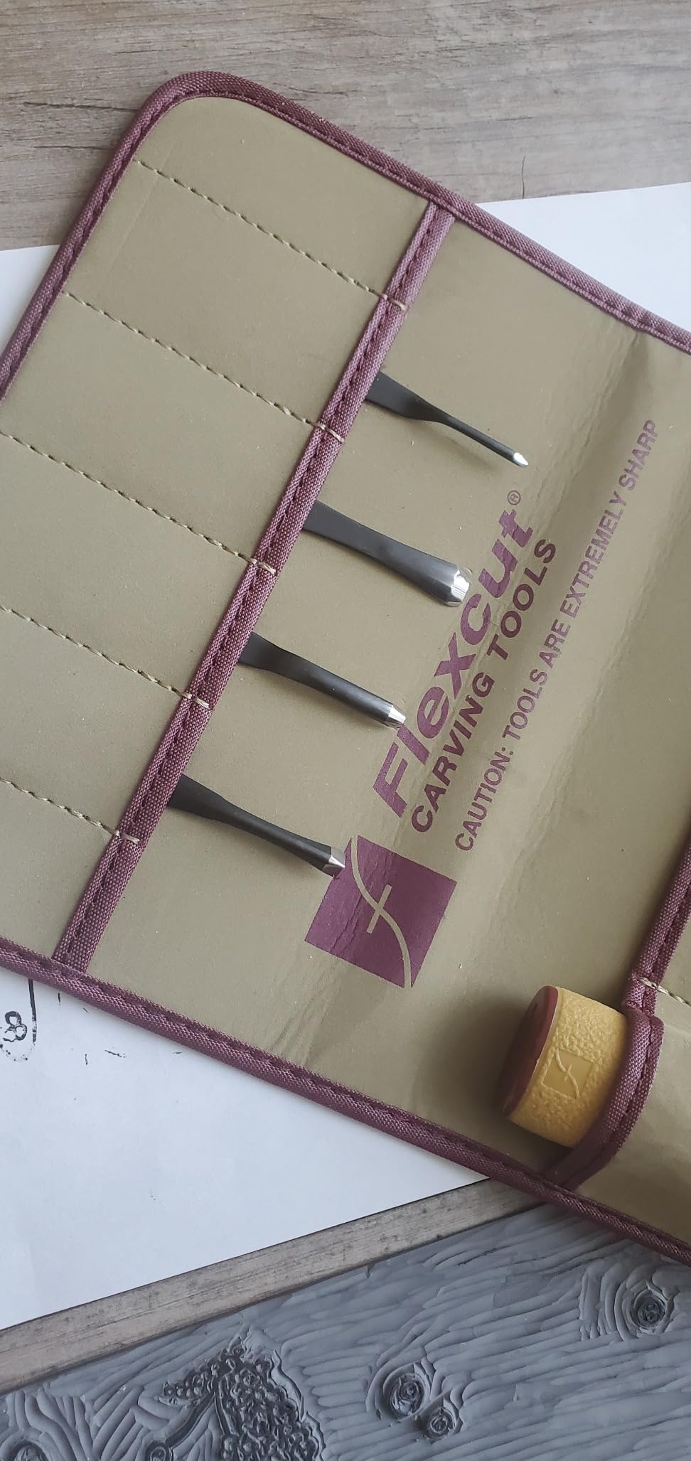 FLEXCUT SK130 5-Piece Lino & Relief Printmaking Set, Carbon Steel Blades (SK306, SK309, SK803, SK307), Quick Connect ABS Handle, Tool Roll, Strop & Honing Compound - 12 oz, Made in USA customer photo 1