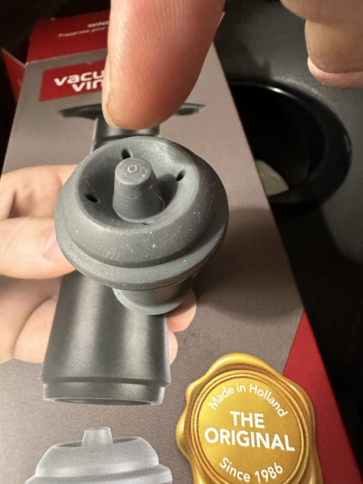 Vacu Vin Original Wine Pump - 1 Vacuum Wine Stopper - Wine Saver - Black | Wine bottle stopper, wine vacuum pump and stopper, airtight seal, reusable stopper, up to 10 days freshness, no batteries customer photo 2