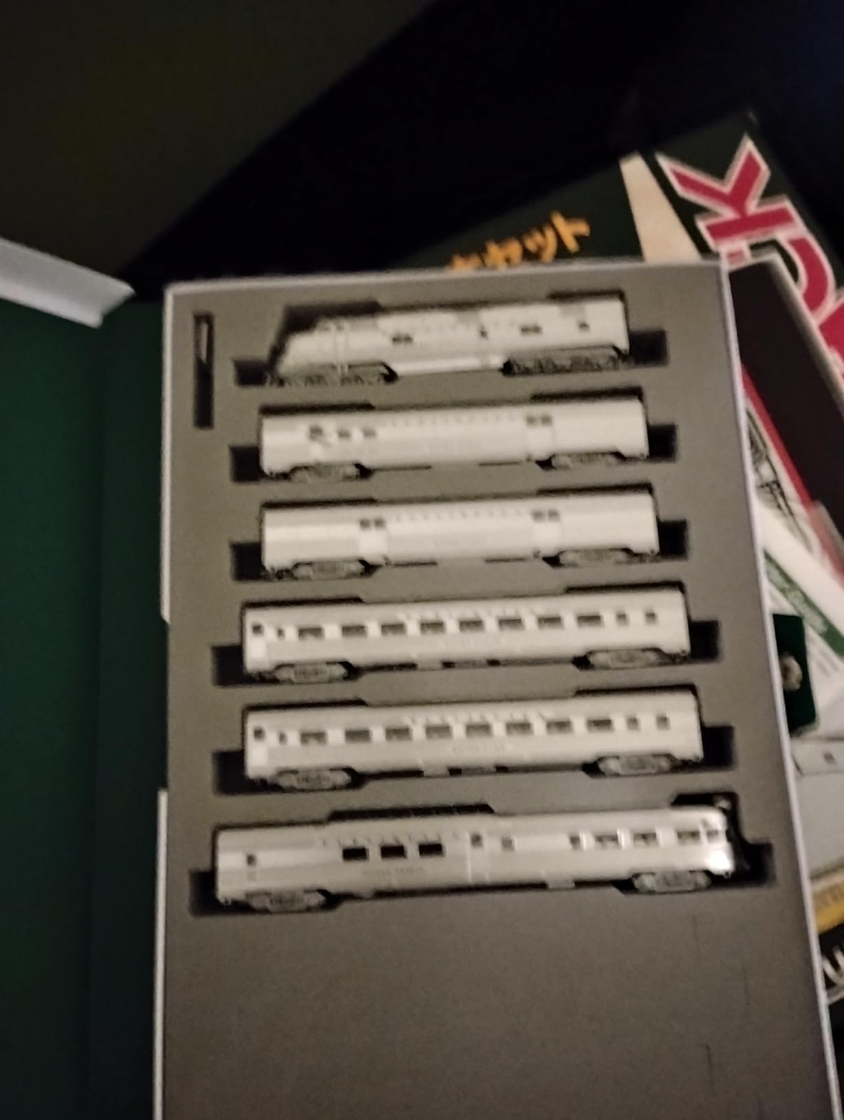 Kato USA Model Train Products N CB&Q Streak Zephyr UNITRACK Starter Set, Silver customer photo 2
