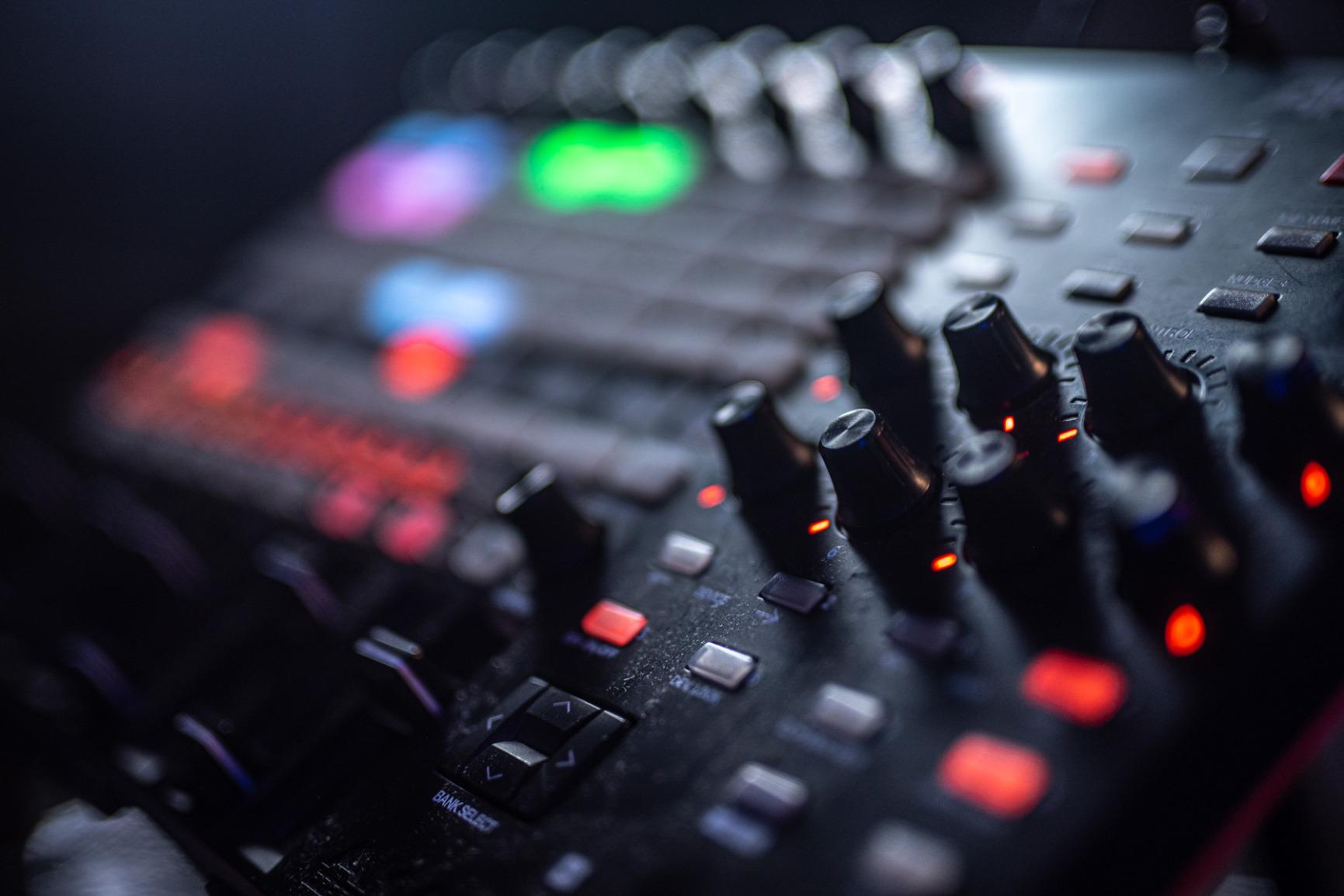 Akai Professional APC40 MKII USB MIDI Pad Controller | 40 RGB Pads, 8 Knobs, 9 Faders, 1:1 Mapping for Ableton Live, for Live Performance and Music Production customer photo 2