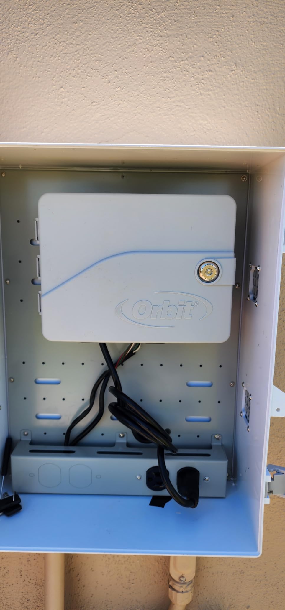 Orbit B-hyve Smart Indoor/Outdoor Sprinkler Controller - 6-Zone - App Controlled Smart Controller with Custom Irrigation Schedules - Weatherproof Multi-Zone Sprinkler System - 57946 | App Controlled with Custom Irrigation Schedules, Weatherproof Multi-Zone Sprinkler System for Indoor & Outdoor Use customer photo 2
