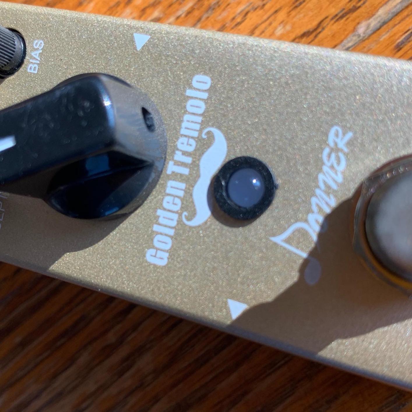 Donner Tremolo Pedal, Golden Tremolo Guitar Pedal Analog Tremolo Effect Pedal for Electric Guitar and Bass True Bypass customer photo 2