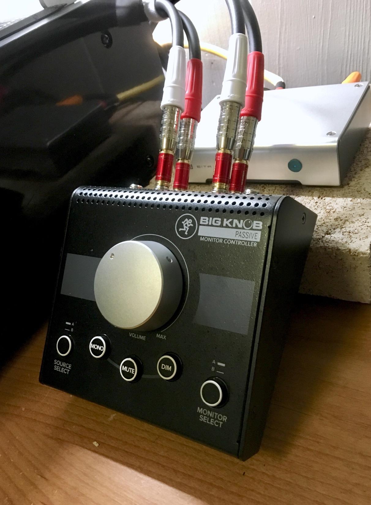 Mackie Big Knob Passive (Non-Powered) 2x2 Studio Monitor Controller - Signal Attenuator for Pro Audio customer photo 2