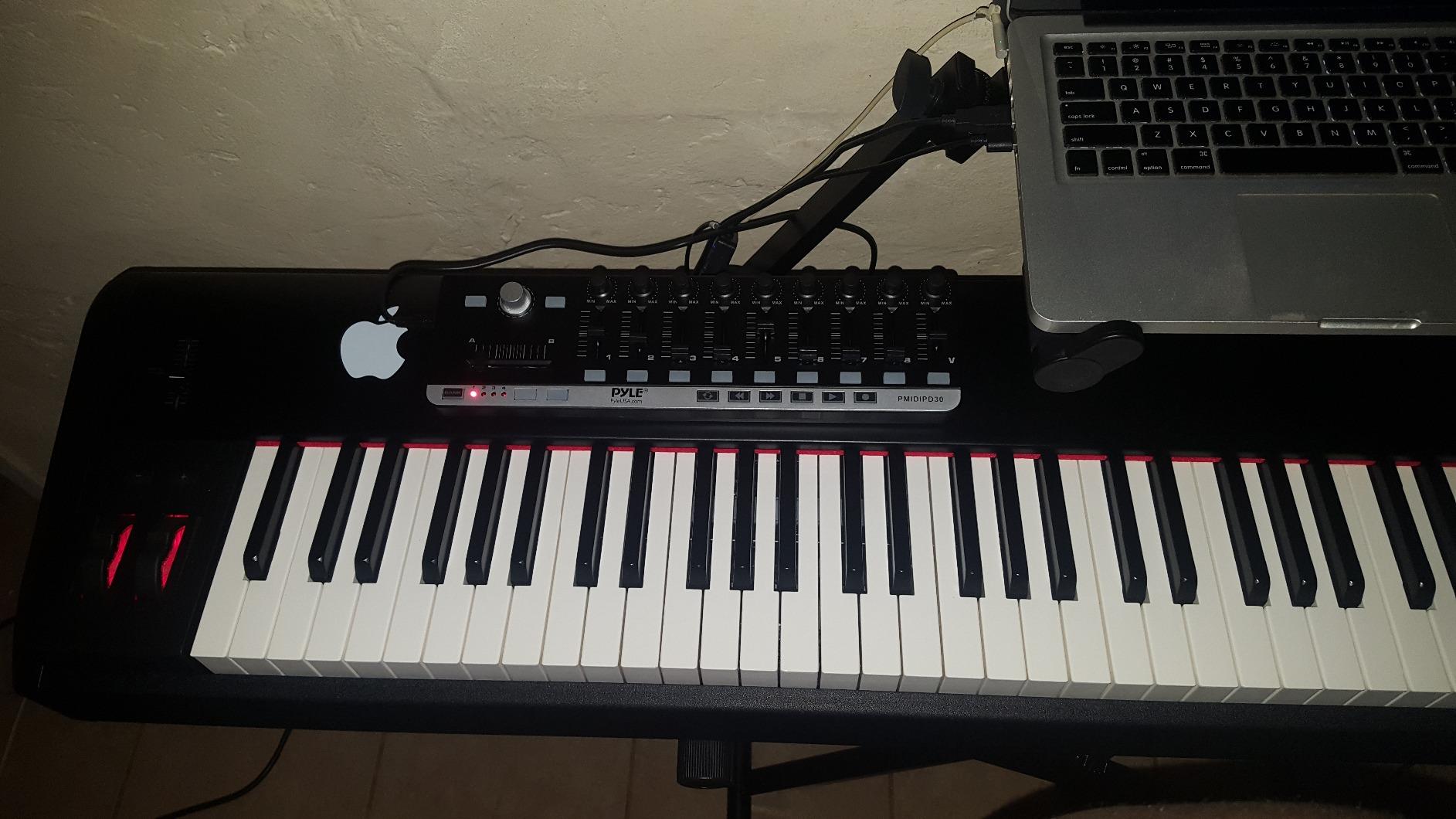 M-AUDIO Hammer 88 USB MIDI Keyboard Controller | 88 Weighted Hammer Action Keys and a Studio-Grade Recording Software Suite customer photo 2