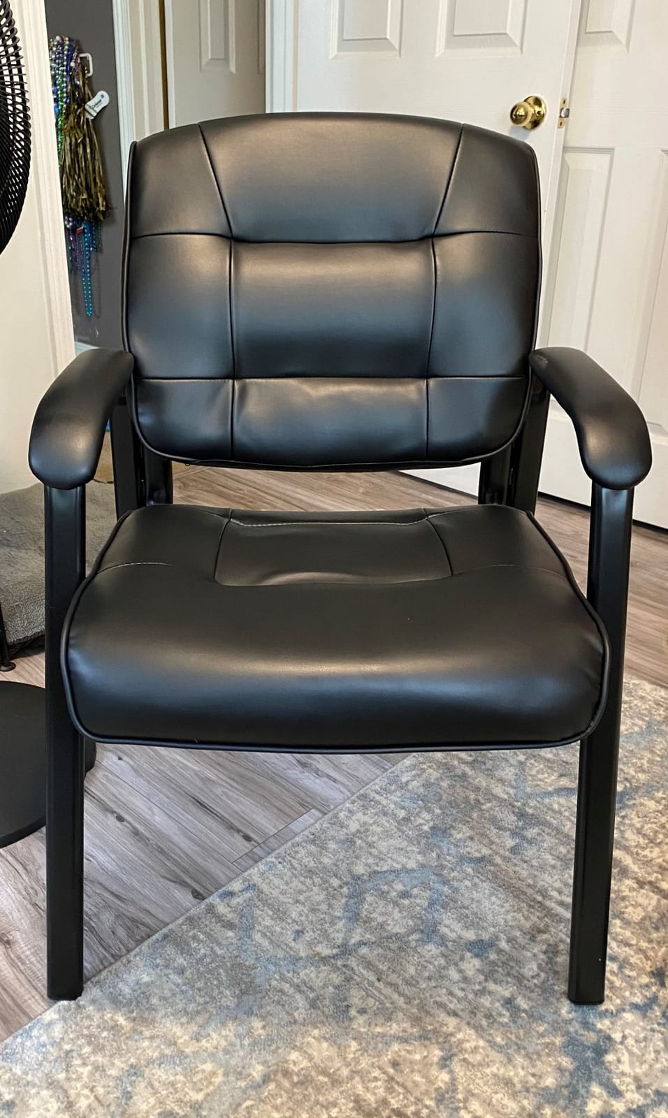 Amazon Basics Classic Faux Leather Office Desk Chair with Armrests, Metal Frame, Black customer photo 1