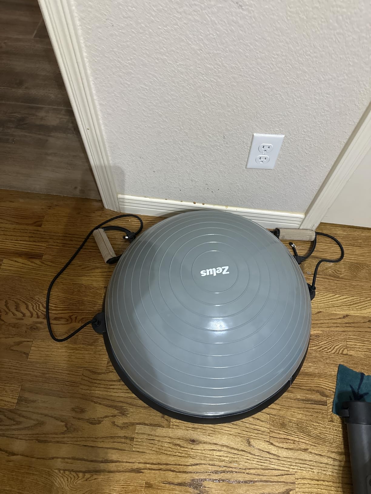 ZELUS 23in. Balance Ball with 55cm Yoga Ball, Resist Bands & Foot Pump customer photo 2