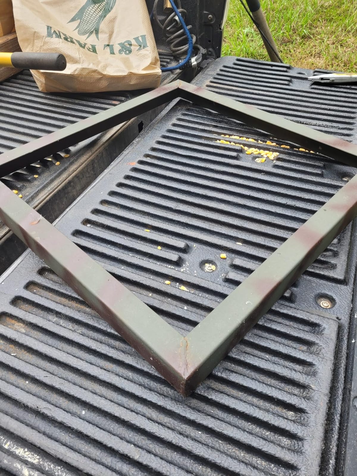 Banks Outdoors Gravity Fed Post Mounted Weatherproof Feed Bank Deer and Game Hunting Feeder with 150 Pound Capacity, Green customer photo 2