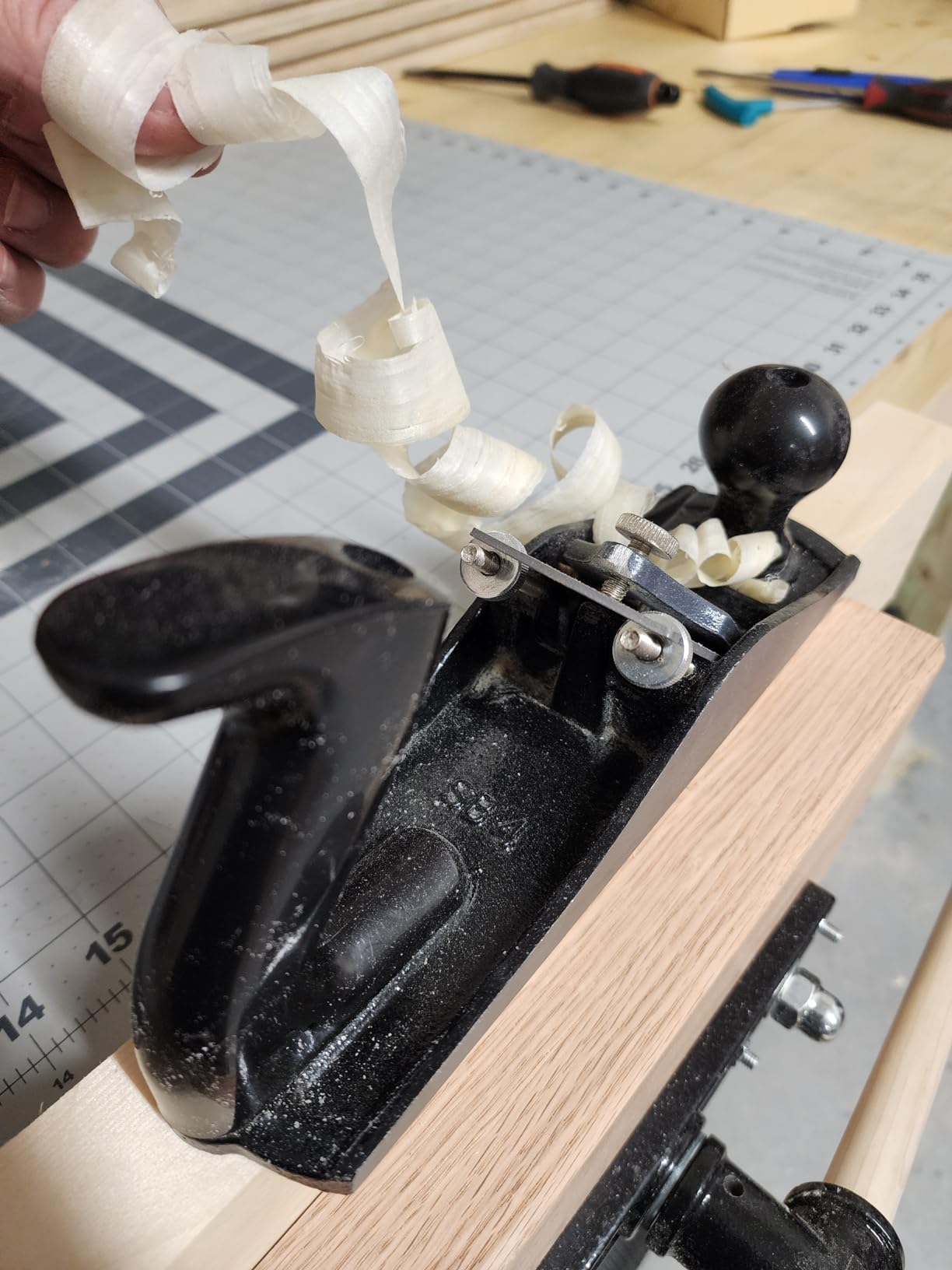 Amazon Basics Woodworking Hand Planer - No.4 Adjustable Bench Plane with 2-Inch Steel Blade for Quality Wood Smoothing Cuts, Grey/Black customer photo 2