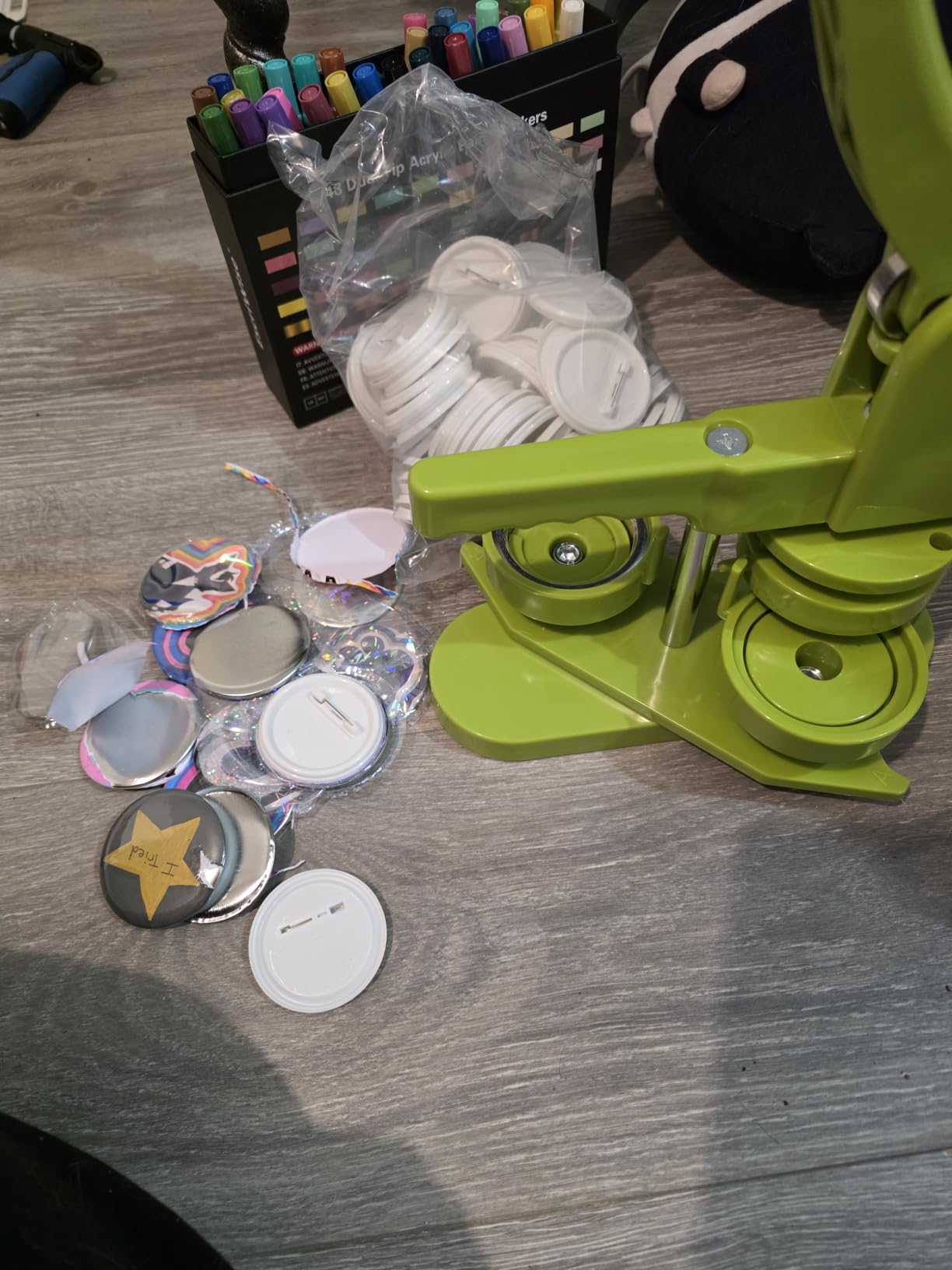 Button Maker Machine 58mm (2.25 in) Installation-Free, DIY Button Pin Maker Machine, Badge Punch Press with Free 100pcs Badge Supplies & Pictures & Circle Cutter customer photo 1