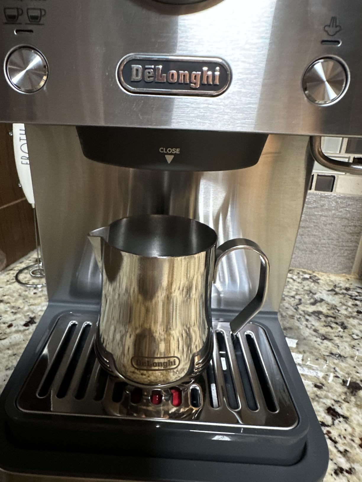 De'Longhi Milk Frothing Pitcher, Stainless Steel, 17 oz - DLSC069 customer photo 1