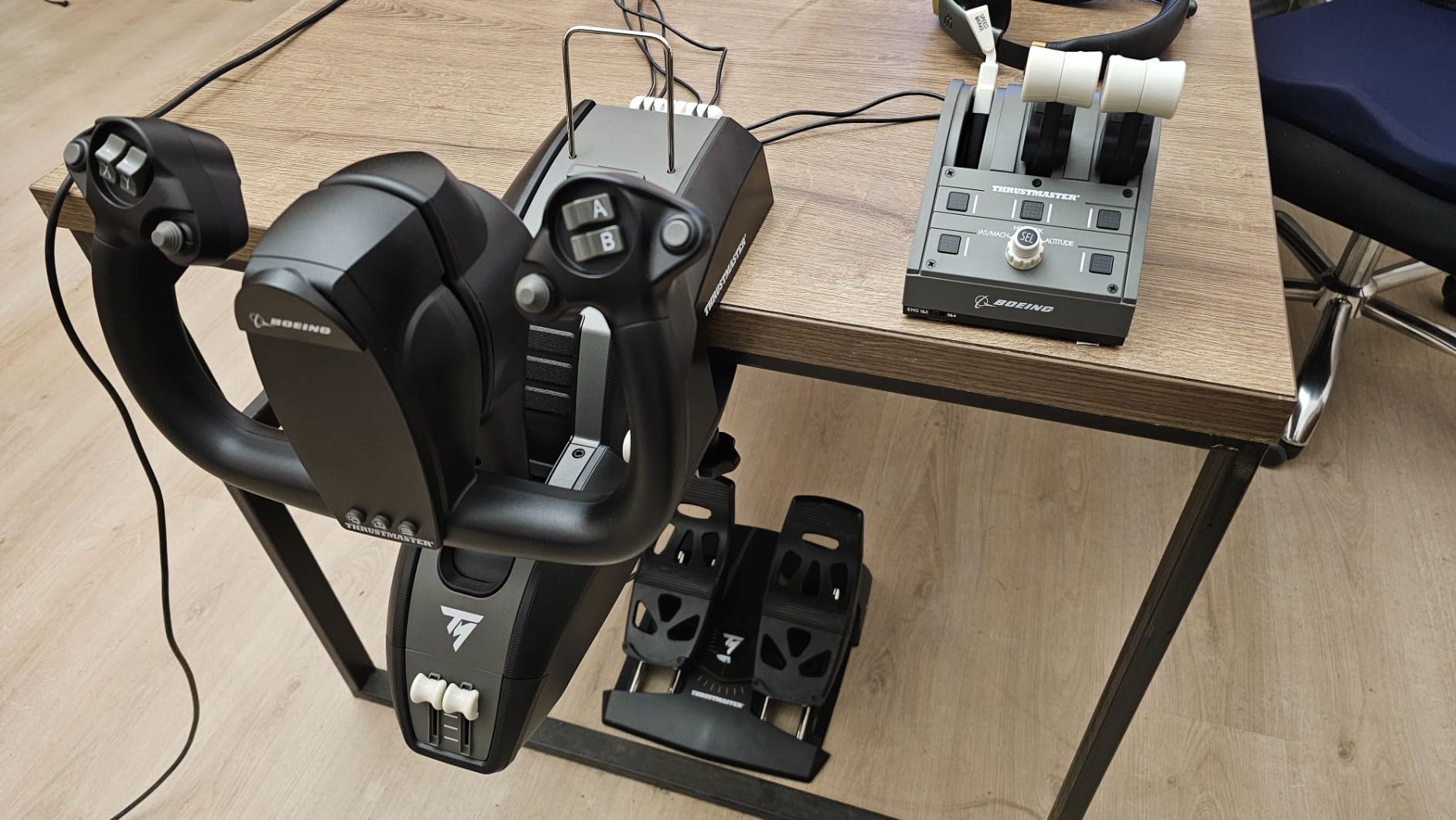 Thrustmaster TCA Yoke & Quadrant Boeing Edition Flight Pack - XBOX & PC | 787 Dreamliner replica, pendular motion, throttle unit with autopilot, metal build, 35 action buttons, 2 extra axes, for MSFS customer photo 2