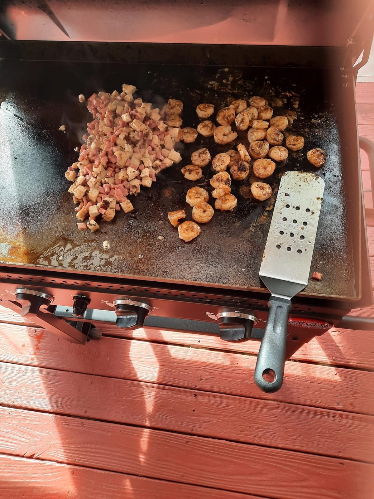 Char-Griller Flat Iron 3-Burner Propane Gas Flat-Top Griddle with Steel Griddle Top, Hinged Lid and Wind Guards, 520 Cooking Square Inches customer photo 2
