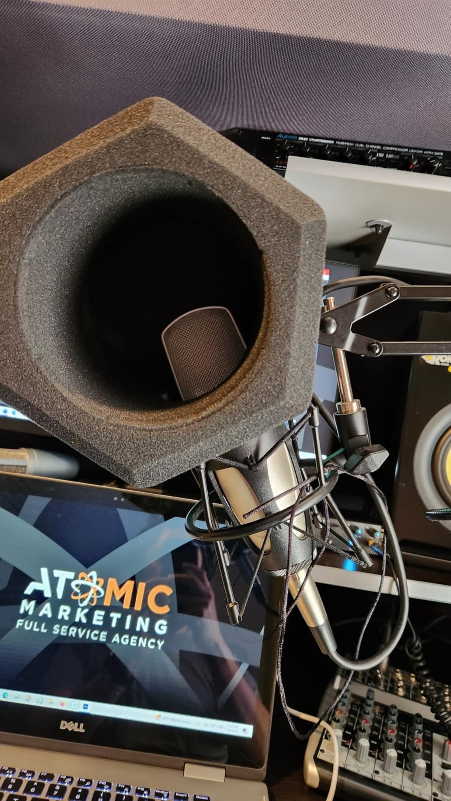 Microphone Wind Shield Pop Filter Microphone Isolation Ball, Acoustic Filter for Record Studios Mic, Sound-Absorbing Foam Five-sided Seal Design to Effectively Reduces Noise and Reflections customer photo 1