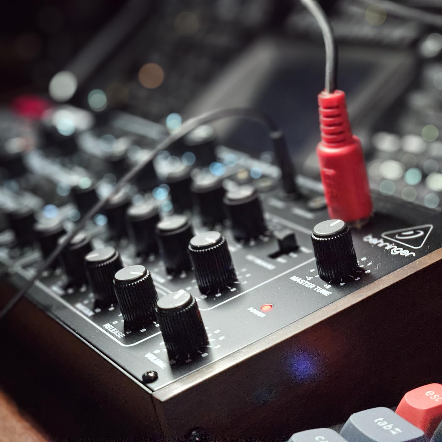 Behringer PRO-800 Classic Analog 8-Voice Polyphonic Synthesizer with 2 VCOs, Classic VCF, Arpeggiator, Sequencer and 400 Program Memories in Eurorack Format customer photo 1