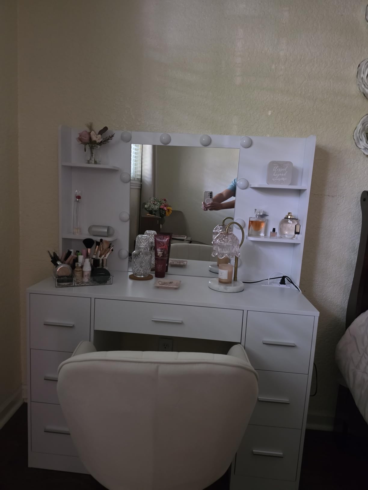 Quimoo Large Vanity Desk with LED Lighted Mirror & Power Outlet, Makeup Vanity Table with 7 Drawers, 4 Shelves and 5 Hooks, Vanity Table, Vanity Desk Set for Bedroom, Bathroom, White customer photo 2