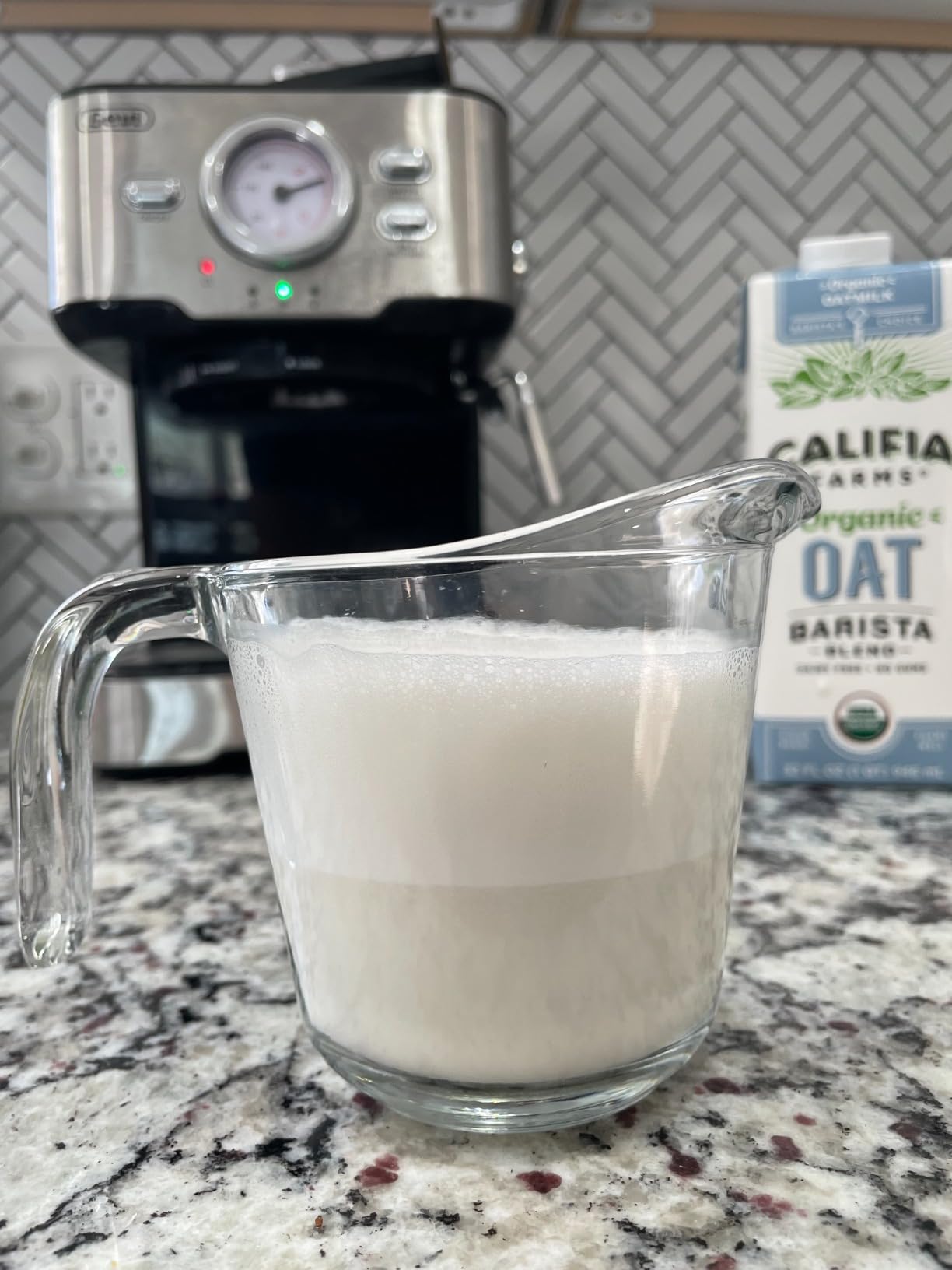 Califia Farms - Organic Oat Barista Blend, 32 oz (Pack of 6), Shelf Stable, Dairy Free, Plant Based, Vegan, Non GMO, Organic Milk, Creamer, Milk Frother, Oatmilk customer photo 1
