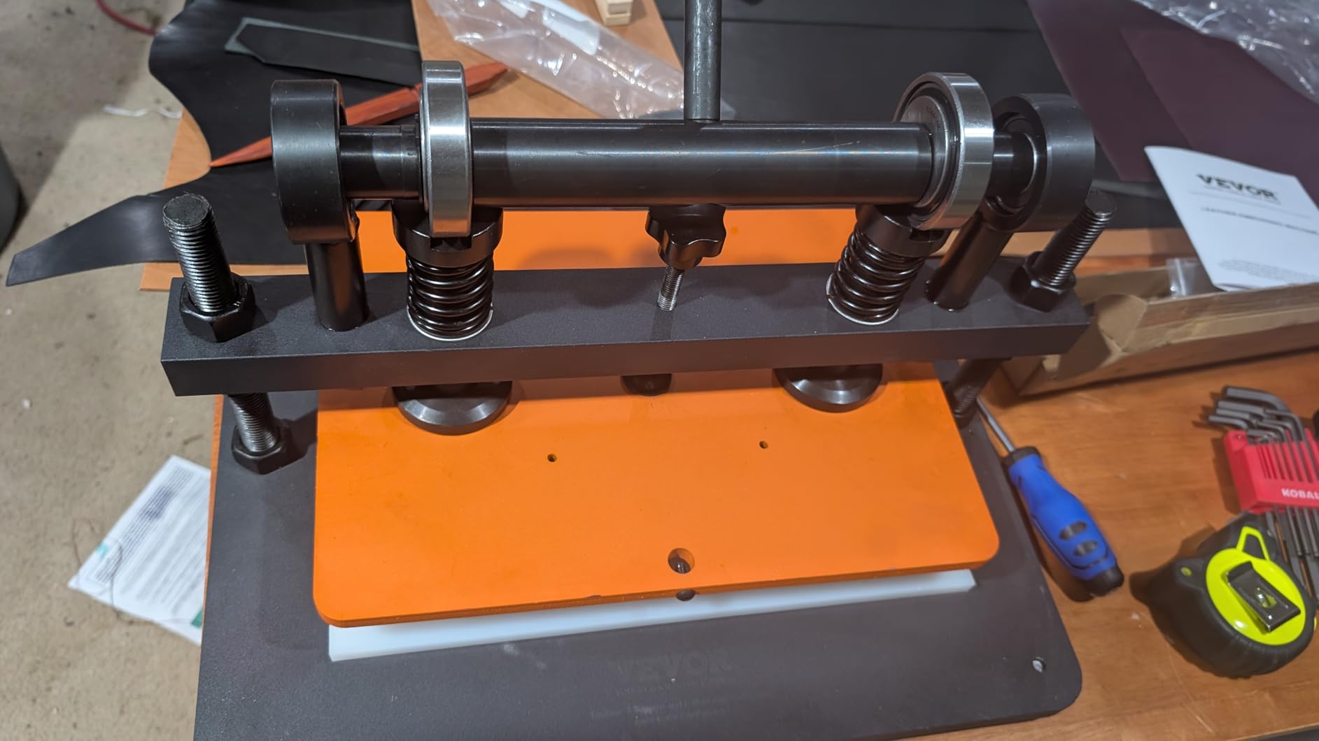 VEVOR Leather Cutting Machine, 14.2 x 10.2 in Embossing Plate Manual Die Cutter, 0.47 in Pressure Stroke Leather Embossing Machine, Dual Guide Shafts Die Cut Machine for Various of Materials customer photo 2