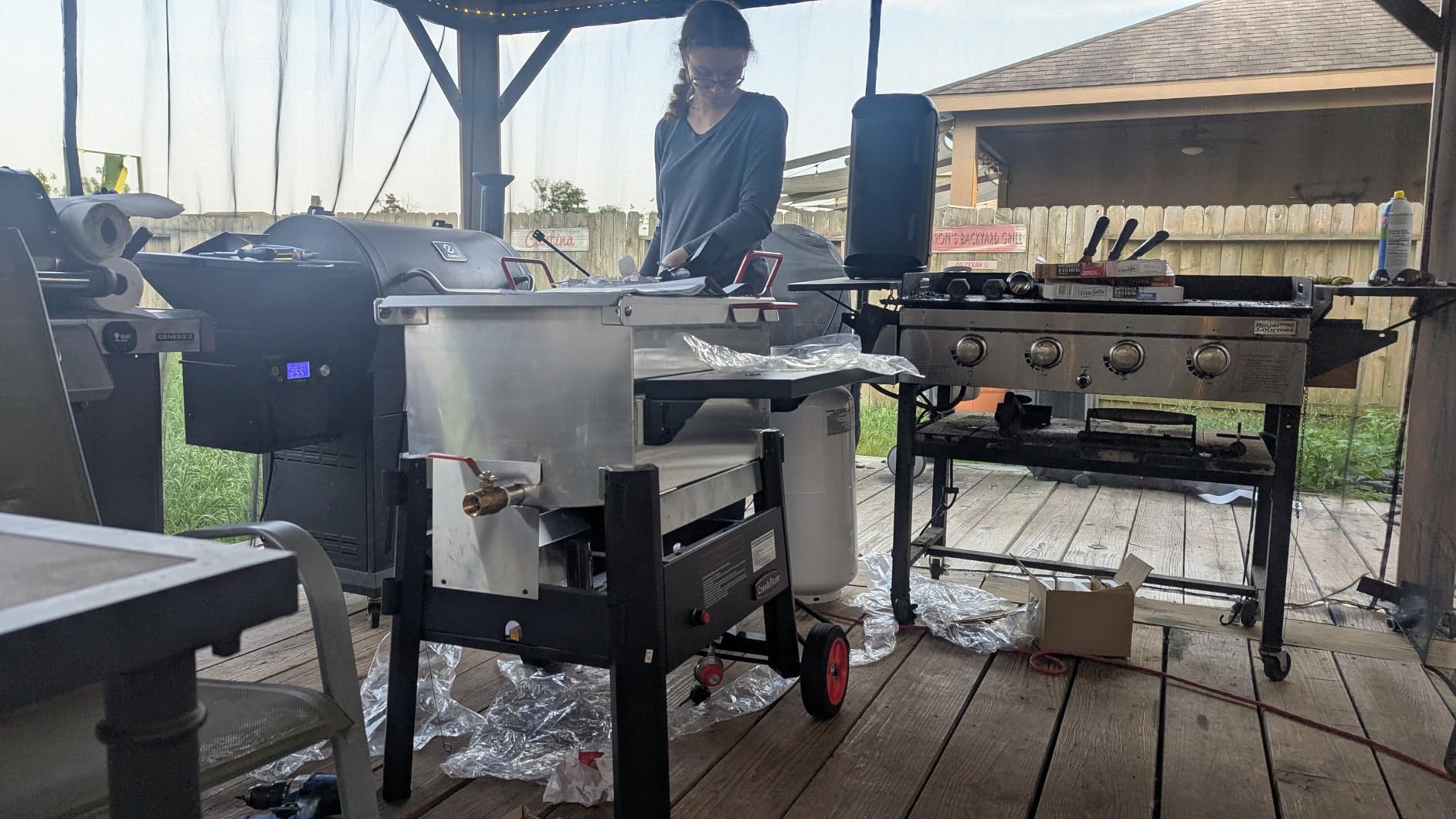 Creole Feast CFB3001 70 QT Outdoor Crawfish Boiler with Stir Paddle, Wheels | Single Sack Heavy-Duty Seafood Boiler, Gas Cooker, Foldable Cylinder Bracket, for Cajun Boils, Shrimp, Crab customer photo 2