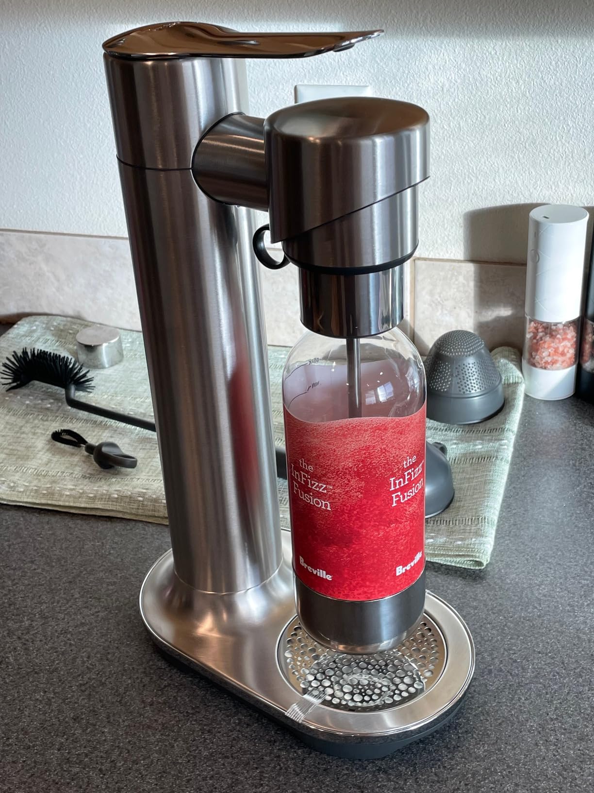 Breville InFizz Fusion Sparkling Drink Carbonator, Brushed Stainless Steel | CO2 cylinder not included | BCA800BSS | Fizz water, juice, tea, and cocktails and re-fizz soda, then store in 1L bottle customer photo 1